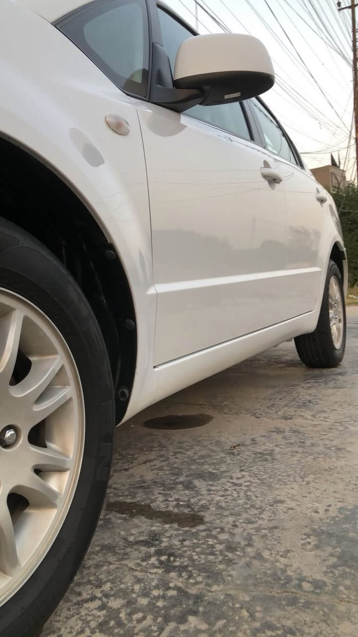 سلام عليكم 
زازوكي sx4موديل 2013 شركة العامة
سيارة جهازه من كولشي تبريد ثلج 
تخم تاير  جديد سيارة اي نقص مابيه 
ماشية 100الف كيلو متر 
رقم بغداد ابسمي
عنوان البنوك 
سعر 85 $
***********
