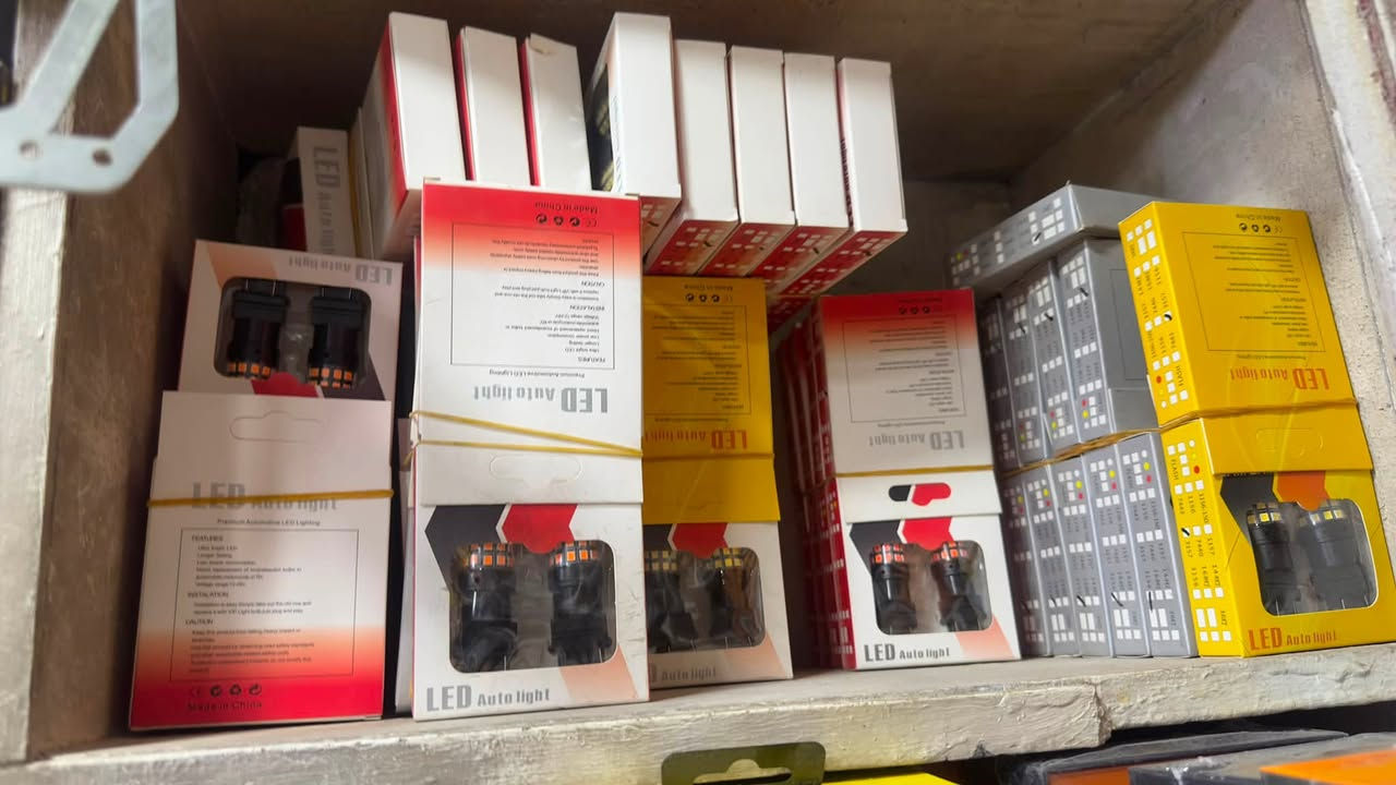 لد اشارة تك ودبل يوجد 12-24فولت امريكي وكوري وياباني يوجد توصيل لجميع انحاء العراق طلب او استفسار خاص او واتس ***********
