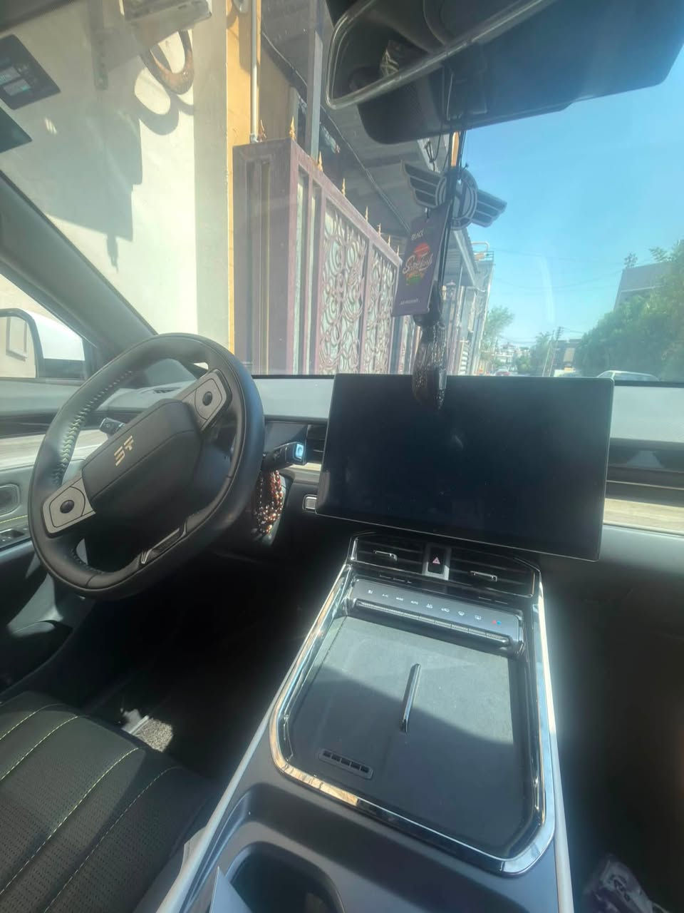 🚘 للبيع Jetour L6 Plug-in Hybrid موديل 2025
🚘 للبيع جيتور L6 موديل 2025 Plug-in Hybrid

السيارة مواصفات عالية، نظيفة وممشاها قليل كلش ومناسبة للي يريد سيارة اقتصادية وحديثة.

🔹 الموديل: 2025
🔹 اللون: أبيض
🔹 الممشى: 8,664 كم فقط قابل للزيادة
🔹 المحرك: 1.5 تيربو هايبرد
🔹 Plug-in Hybrid يعني تشتغل بنزين وكهرباء وتنشحن
🔹 جير أوتوماتيك DHT
🔹 كاميرات 360
🔹 رادار وأنظمة مساعدة بالسواقة
🔹 فتحة سقف
🔹 شاشة عدادات ديجيتال
🔹 شاشة وسطية كبيرة
🔹 مثبت سرعة
🔹 حساسات ركن
🔹 دخول وتشغيل ذكي
🔹 فرامل يد إلكترونية
🔹 Auto Hold
🔹 أوضاع قيادة مختلفة ومنها ECO
🔹 إضاءة LED
🔹 مراقبة ضغط التايرات
🔹 تكييف أوتوماتيك
🔹 سيارة هادئة ومصرفها كلش زين داخل المدينة والسفر

✅ السيارة بضمان الشركة

🔧 ملاحظة مهمة وبكل وضوح:
صار سابقاً مشكلة بسبب أزمة البنزين، وعلى أثرها تم تبديل محرك السيارة بمحرك جديد أصلي من الشركة، والشغل كله تم عن طريق مركز الشركة وبفاتورة رسمية.
قيمة المحرك والقطع والشغل تقريباً 3 ملايين دينار، والسيارة حالياً تشتغل بصورة طبيعية والمحرك الجديد تحت ضمان الشركة.

🔹 السيارة بيها ضربة بسيطة بالباب الخلفي جهة السائق مثل ما مبين بالصور، ومذكورة بالإعلان حتى يكون كلشي واضح للمشتري.

💰 السعر: 28,500,000 دينار
🤝 قابل للتفاوض بالمعقول

📩 التواصل ‭***********‬.
