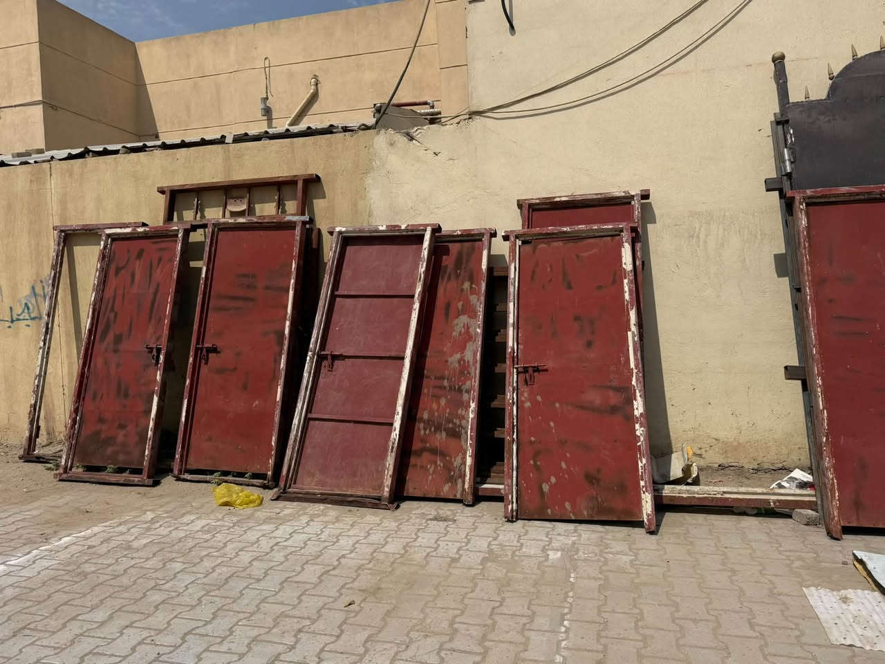 سلام عليكم بيبان بليت العدد سبعه شباكين . متر ونص بمترين المكان كربلاء ***********
