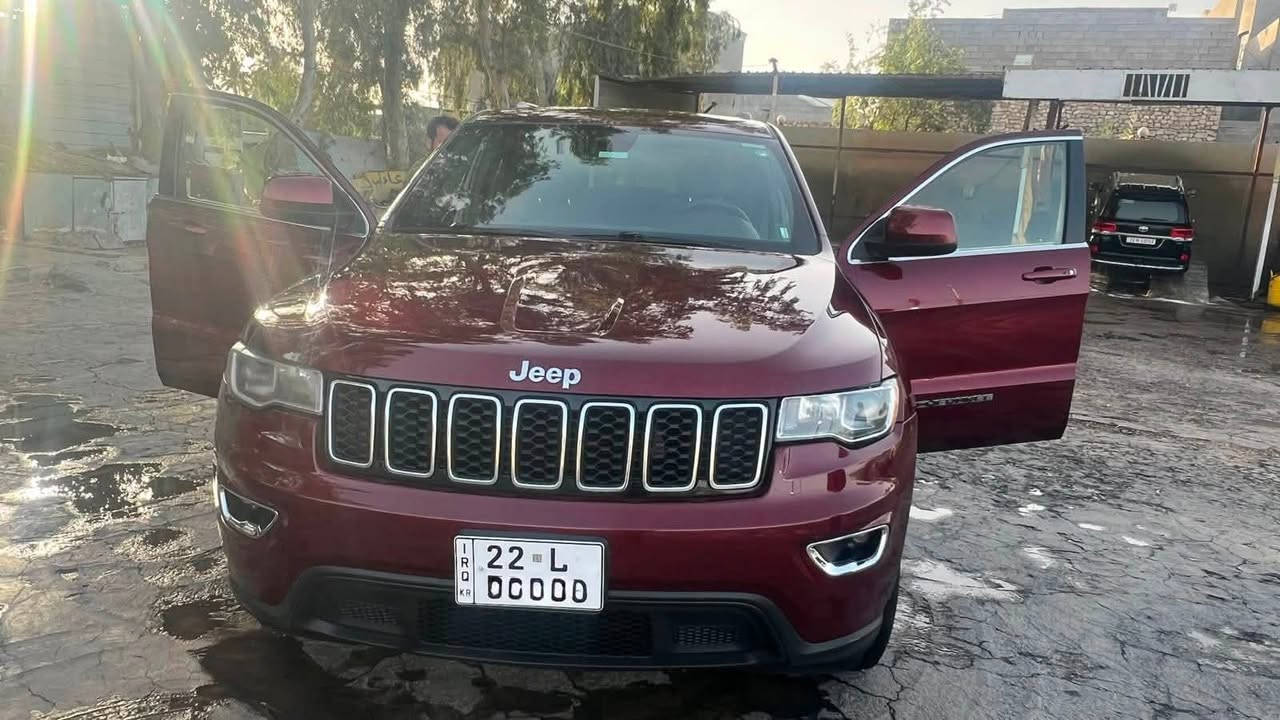 🚗 جيب جراند شيروكي (لاريدو) 2020 - للبيع
المواصفات العامة:
 الموديل: 2020.
 اللون: أحمر مميز وجذاب جداً.
 المحرك: 6 سلندر سعة 3600 (Pentastar V6) - عزم وقوة وراحة بالقيادة.
 المسافة المقطوعة: 60 ألف ميل فقط.
 المواصفات الفنية: وارد أمريكي (رقم أربيل).
❄️ حالة السيارة والراحة:
 التكييف: تبريد ثلج ما شاء الله.
 النظافة: السيارة كلش نظيفة وبحالة ممتازة جداً ومخدومة.
🛠️ تفاصيل البودي والضرر (بكل أمانة وشفافية):
 الضرر: خشم الجاملغ الأيمن فقط، ومصلح تصليح درجة أولى (ما يبين نهائياً).
 ملاحظة إضافية: بارد بسيط جداً بالجاملغ الأيسر أثر طخة خفيفة.
📌 المكان: بغداد - الدورة
💰 السعر: 230 ورقة ($23,000)قابل للتفاوض 
📞 للتواصل والاستفسار: ***********
