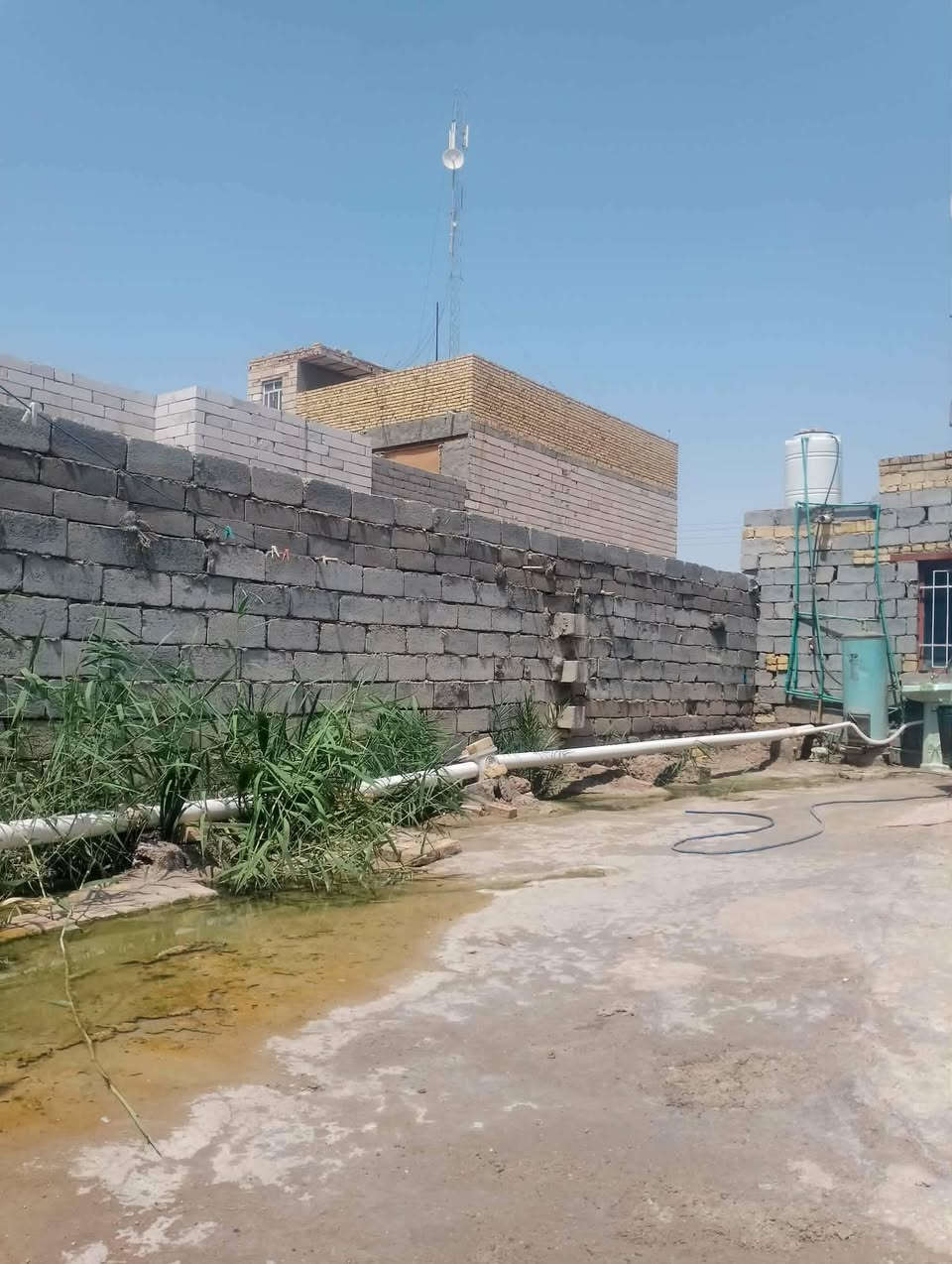 السلام عليكم بيت للبيع مساحته200.متر
بي غرفة نوم وحده، ومطبخ،وصالة جبيرة وحوش جبير وحمام جوه وحوش جبير الي ياخذه يعدل بي شوية الي عنده يرتبه احنه ماعدنه ونريد نبيع 29وبي مجال بي ماي وين ماجان، وكهرباء مكان،ناصريه سديناوية،قريب على شارع التبلط مو تجاوز،زراعي ويمنه ناس ساكنه وجاي تجي تبني يمنه،خوش ناس، بس احنه مستعجلين على بيعته لان نريدنه بيت زغير وهاذا الي عنده يعدل بي شوية ويسوي بي بيتونه ودوانية بالحوش لان حوش جبير،يحب يراسلنه على رقمنا هاذا،***********
