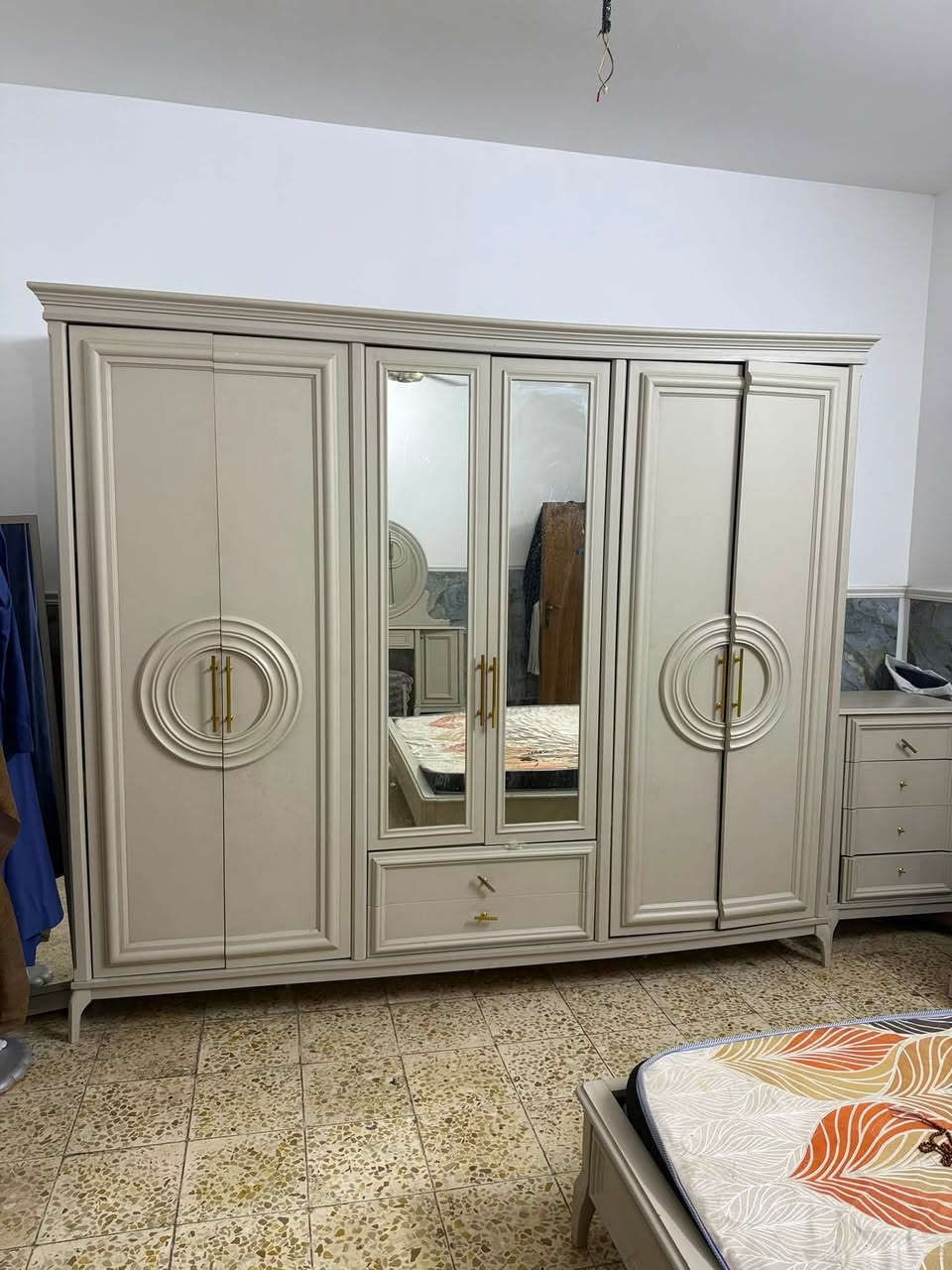 السلام عليكم عدي غرفة تركية نظيفة اخت الجديد تجي بكامل ملحقاتها مكونه من 8قطع السعر 3ملايين وبيها مجال العنوان البلديات 9نيسان هذه رقمي للاستفسار ***********
