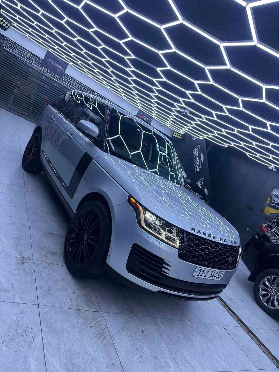 للبيع Range Rover Vogue HSE P400

▪️ موديل 2020
▪️ وارد أمريكي حادث خلفي بدون ايرباك 
▪️ محرك P400 – 6 سلندر
▪️ اللون فضي – داخل بيج
▪️ الممشى حاليًا 81,000 كم
▪️ السيارة نظيفة ومرتبة
▪️ مصاريف وصيانة حديثة
▪️ جاهزة للاستخدام

💵 السعر: 39,000$
التفاوض بالمعقول عند المعاينة فقط.

📍 بغداد
📩 للتواصل خاص أو اتصال
***********
