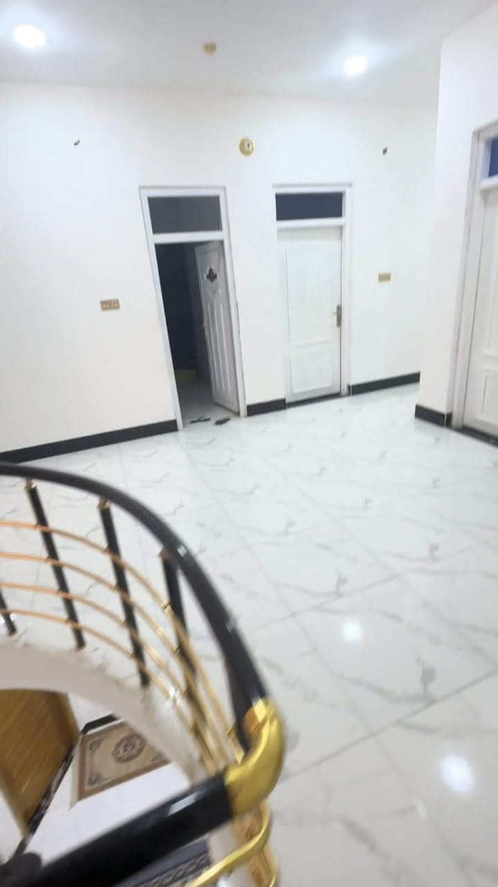 بيت للبيع بسومر خلف مول الكوثر وقاعة السفراء على شارع 20 متر عالوجه مباشر مساحته 200 متر بناء حديث 2024 السعر 300 مليون للأستفسار *********** صالح سمير البدري للعقار عنوان المكتب حي اريدو شارع مستشفى المعوقين مقابل مدرسة العفاف
