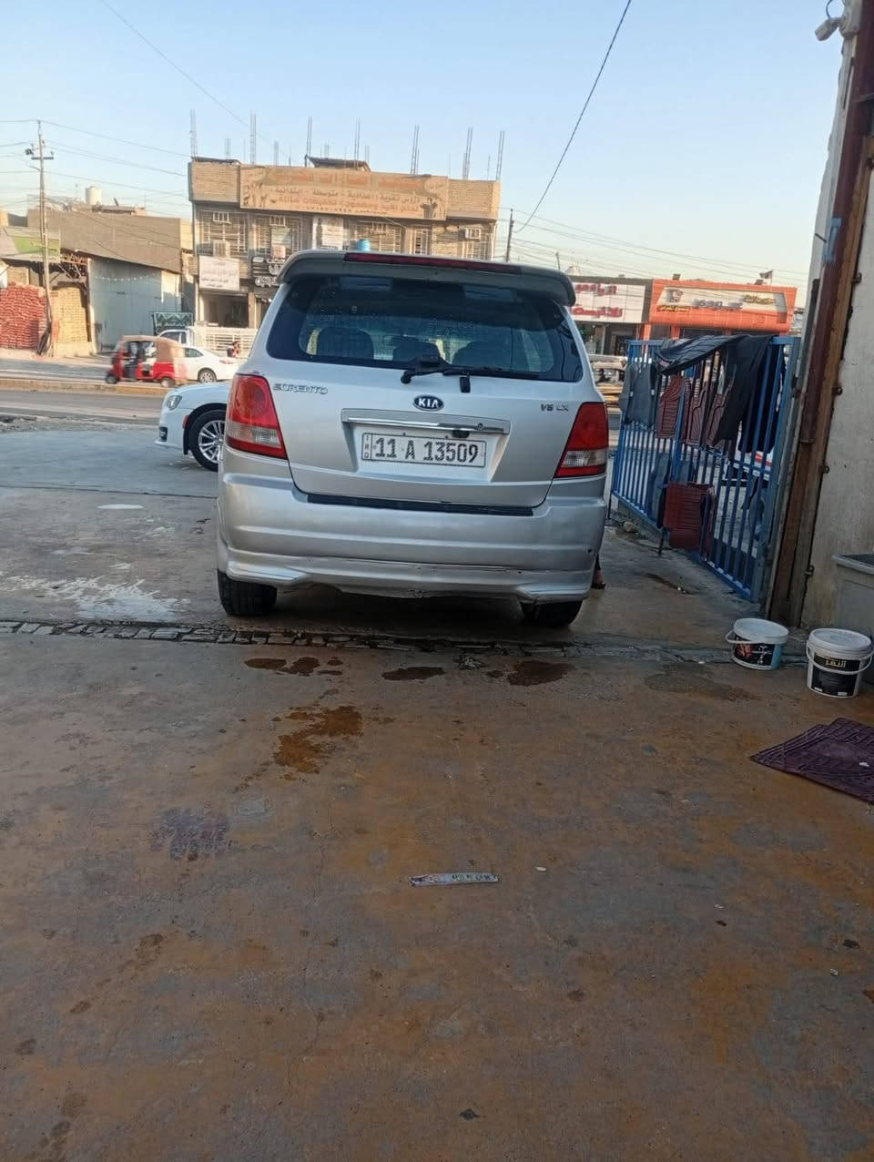 السلام عليكم 
سورنتو 2006 امريكي رقم بغداد انكليزي مكيننه 3500 فور ويل 
مكينه وكير وحداديه وتبريد وكهربائيات تخم تاير كله جديد سياره جاهزه حادثه جاملغ ايمن 
بيه رشات صبغ قليله اثر شخوط سياره جاهزه ترايك وين متريد مراوس بسياره صالون مكاني بغداد 
***********
