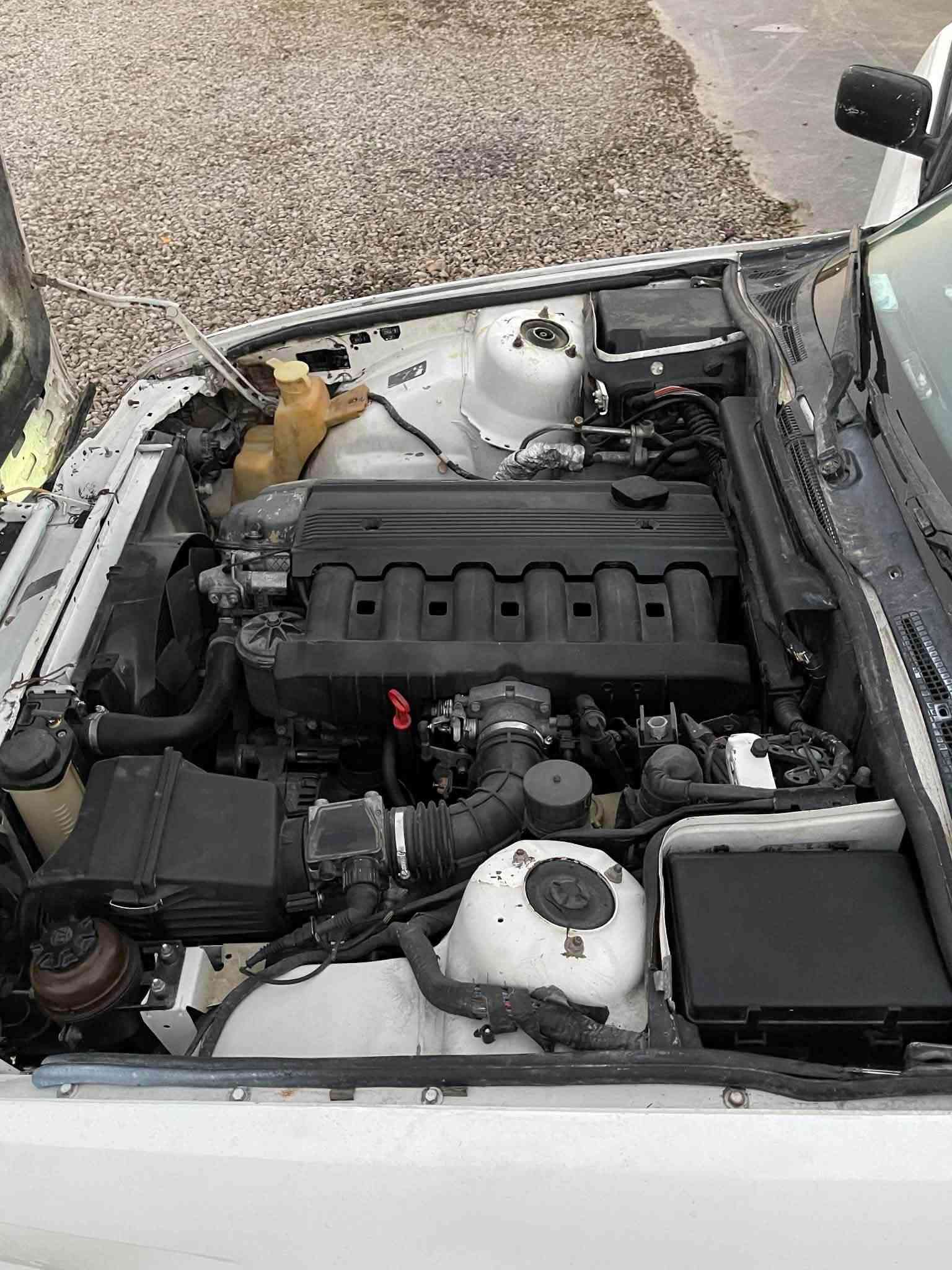 بۆ فرۆشتن bmw 
مۆدێل ١٩٩٢ رەقەم هەولێر 
دوو جام کارەبا گێر حادی مەکینە ٥٢٠ کەپس 
کامل بۆ یاخە 
بەشەرتی موس و براوە  بەس جەمەلەخی دواوەی لای سەیاق براوەتەوە لەحیم کراوەتەوە کراوە بە پنتە 
بە شتی تەعویل و خرامە و دارو بەرد سەنەوی بەسەر چووە مانگێکە 
جەنیشی خرامە تیاب و دوای مەعامەلە بەدەس وەری دەگریەوە .....!
شوێن : ڕانیە 
*********** ڤایبەر و وەتسئەپی لەسەرە رانية, السليمانية
