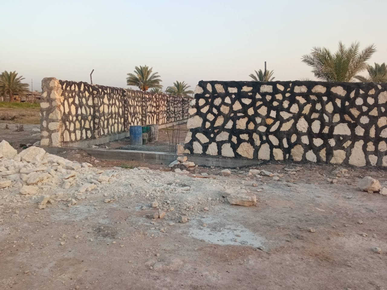 السلام عليكم قطعه ارض للبيع موقع شارع 100 الشارع الرابط بين شارع 100 وبزل حجي علي  قريبه على شارع 100 مساحه 1000 متر واجه 28 تحتوي على بتلو جديد مساحه 200 متر ومسيجه حجر اربع اركان طابو زراعي سند 25 خدمات ماء اساله وكهرباء وشارع سبيس عرض 10 متر مكان هدوء وحلو 

الاستفسار.   ***********
