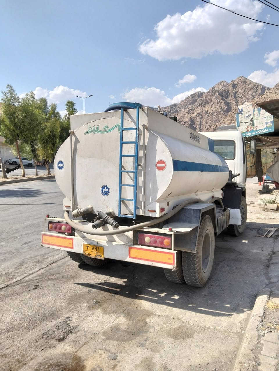 ئەوتەنکەرە بۆ فرۆشتن گێڕومەکینەی لۆک 6  تایەی بۆ کڕدراوە بە 11 گەڵا ماتۆڕو سۆندەی لۆک تانکی 6 هەزارە  30 بەرمیلە  بێ مەسروف علوجە واتا هیچی نیە ***********    *********** نـرخـی 65 گـەڵـاو مـعـامـەلـە
