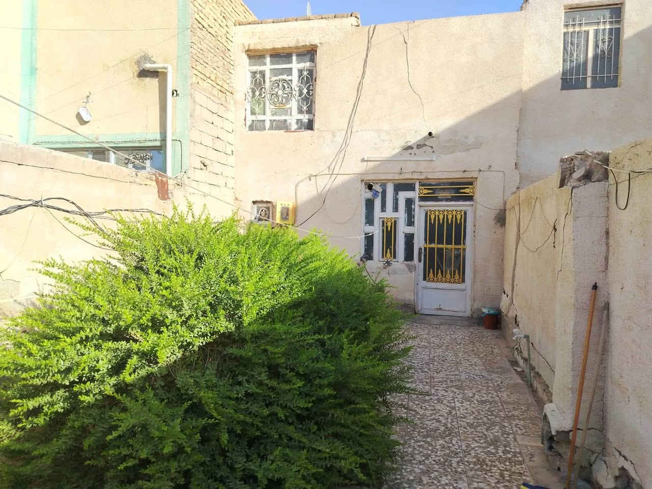 السلام عليكم

دار 100 متر للبيع الاساس تجعيب بناء بلوك سقف عكاده يحتوي على غرفه او صاله او مطبخ واستقبال او صحيات داخليه وخارجيه 

 السعر (20)مليون  او بي مجال

 

 العنوان/كوفه/براكيه/ شارع المطار القديم /فرع اسواق فارس 

***********
