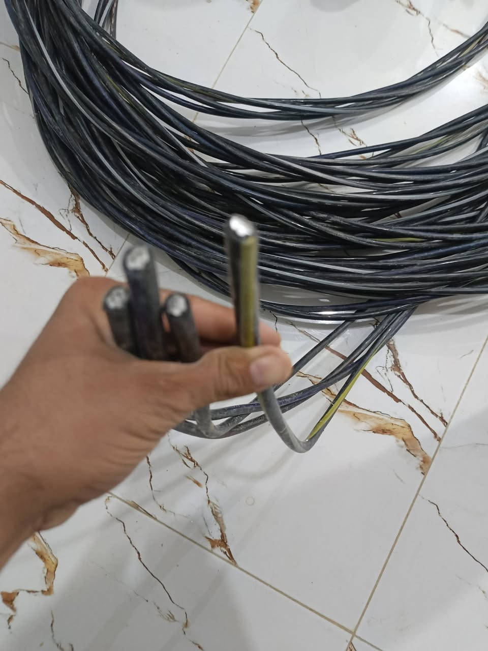 السلام عليكم ضفيره طول ٤٢ متر ابو ٣٥  سعر ١٠٠ الف ناصريه مركز
***********
