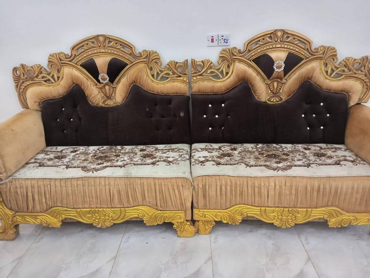 تخم ملكي خشب حطاطه قوي لبيع  عدد مقعد 20 مقعد السعر 600 وبي مجال بسيط للاستفسار *********** وعلى صفحه
