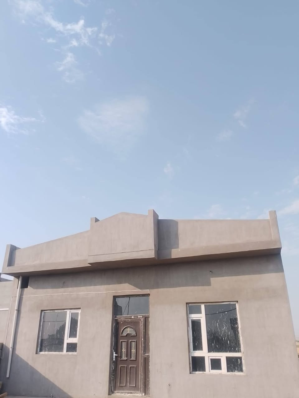 قطعه 300 متر للبيع مساحت البيت 100 متر غرفت نوم هول استغبال مطبخ  السعر 25 بيها مجال قليل *********** الحولي قريت السلام
