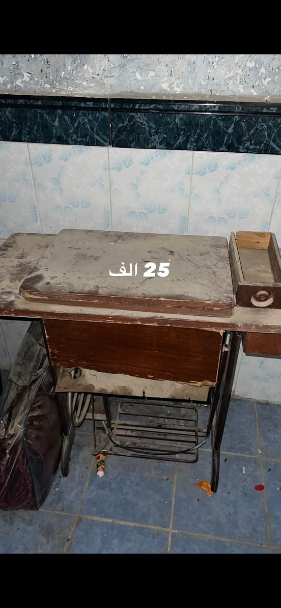 ماطور ، رفوف (باترينة) ، نبات صناعي ، خزان ماء ، ميز مكينة خياطة ، ميز طعام، ميز مراية، جرباية نفر سرير ،ميز مكتبي ، طبلات خشب ، دوشك سبرنك ، علم العراق ، طابعة .

نص مكتوب في الصور:
- ***********
- نبات صناعي
- 20 الف
- 5 الف
- 10 الف
- 3 الف
- 8 الف
- 80 الف
- 25 الف
- 70 الف
- 200 وبيها مجال
- باترينة متوفر خمس قطع سعر القطعة ٧٠ الف ارتفاع مترتين ونص نزال ٣٥ عرض متره ، خشبة MDF
- متوفر اربع قطع جرابي
- جرباية تسكام نظيفة جدا بدون دوشك
- سعرها ١٢٠ وبيها مجال
- ميز مراية ضرر فاتيات سعرة ٤٠