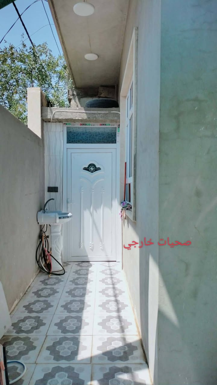 السلام عليكم ورحمه الله وبركاته
بيت للبيع قوسيات شارع دهوك القديم خلف الصناعه وقريب عالسوق والشارع العام مساحة 160البيت طابقين مكون من 5غرف نوم ومطبخ حار وبارد  ومشتملات وهول داخلي وخارجي بناء حديث 
السعر 85وبيه مجال
***********
***********
