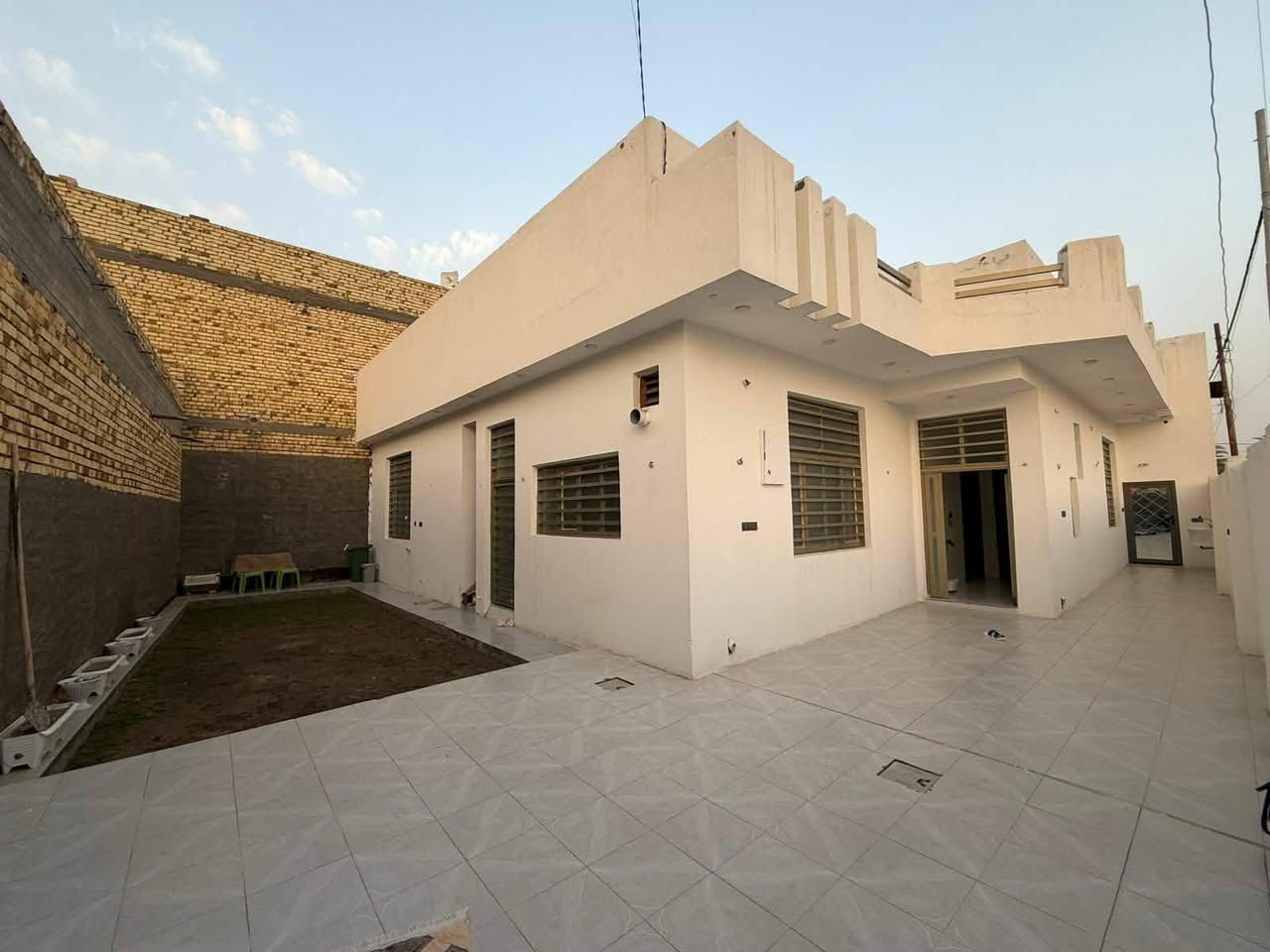 بناء جديد اقل السنة بيع مستعجل بسبب الضروف 
@الجميع السعر 150

نص مكتوب في الصور:
- بيت للبيع المساحه الكليه 300 م مساحه البناء تقريبا 190 م الواجهه 20 م النزال 15 م عرض الشارع الفرعي 7 م الشارع التبليط 14 م ثاني بيت على الشارع التبليط يتكون البيت من مدخل 2.5 م × 1.5 م استقبال 6.5 م × 4 م صاله كبيره على شكل حرف T تقريبا 9 م × 4 م عدد الغرف 2 وحده نظام الأبواب خشب تركي درجه اولى سويت 4.5 م × 4.5 م حمام داخلي وخارجي حديقه جانبيه 10 م × 4 م السطح شتايكر أربيل السقف كونكريت مسلح نظام كامرات مراقبه نظام الكهرباء والماء والمرازيب والنت كلها دفن ارضيه سيراميك درجه اولى