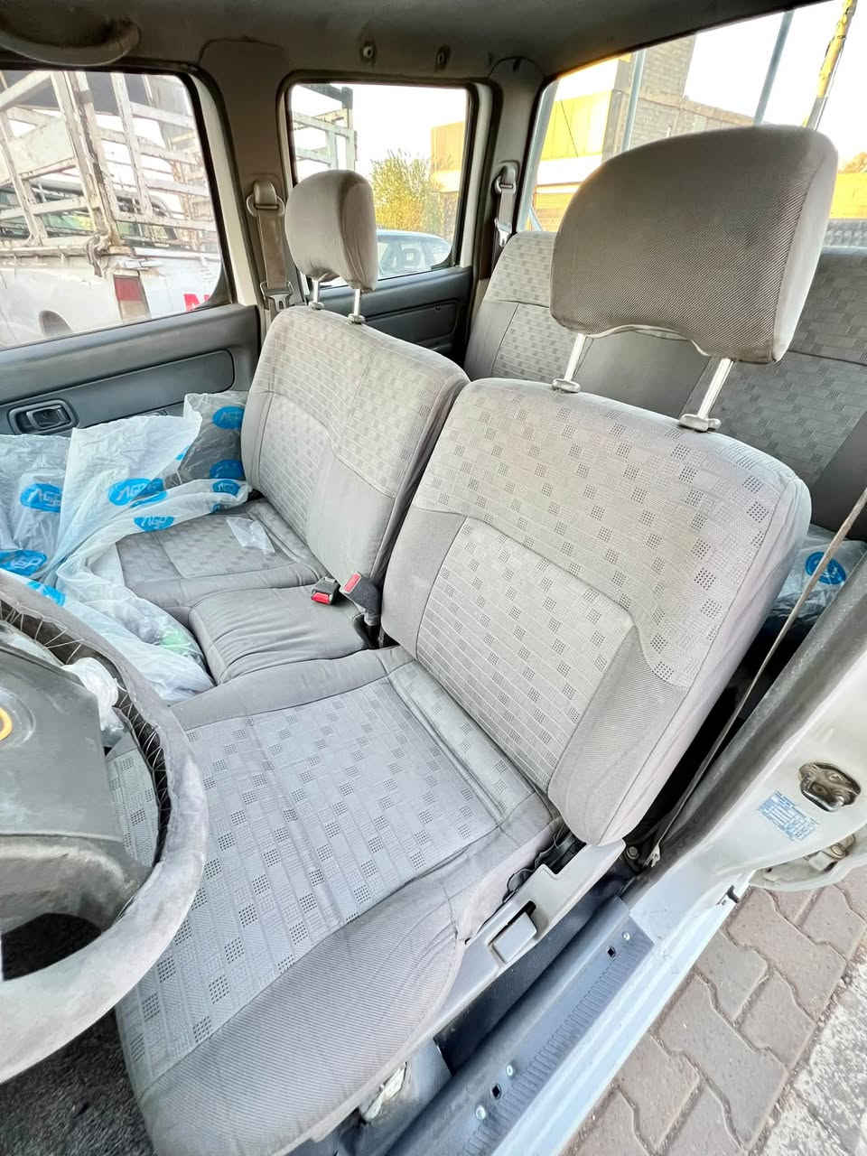 بەناوی خودا
پیکاب نیسان ( ٢٠٠٢ ) یابانی 

_ دەبڵ ئەکسل بیلاد مەکینە بەخە
300KM 

_ بێ دەعم و زەربە پێش و پشتی کەپسە بەشەرت 
بۆیاخی پەمپی تیانییە تەنها چەن جێگەیەک کارتی هەیە لەسەر هەڵدان کارت کراوە بێ چەکوش و مەعجون

_گێرو مەکینە و دەبڵ گێڕ ئەکسل دەبڵ ئەکسل بەشەرت 
تەقەو رەقە نیە زۆر نەرم و بە هەلمەتە سەیارەیەکی زۆر تازەیە لایت و عەتەر و دەعامیەکانی بیلادی شەریکەیە 

_سەنەوی بەسەر چوە تەحویل و خەرامە وەکالە بە شەرت 
گۆرینەوە ناکەم تەنها دەیفرۆشم ..

لەهەڵەبجەی شەهیدم 

***********
ڤایبەر و وەتس ئاپ لەسەرە
