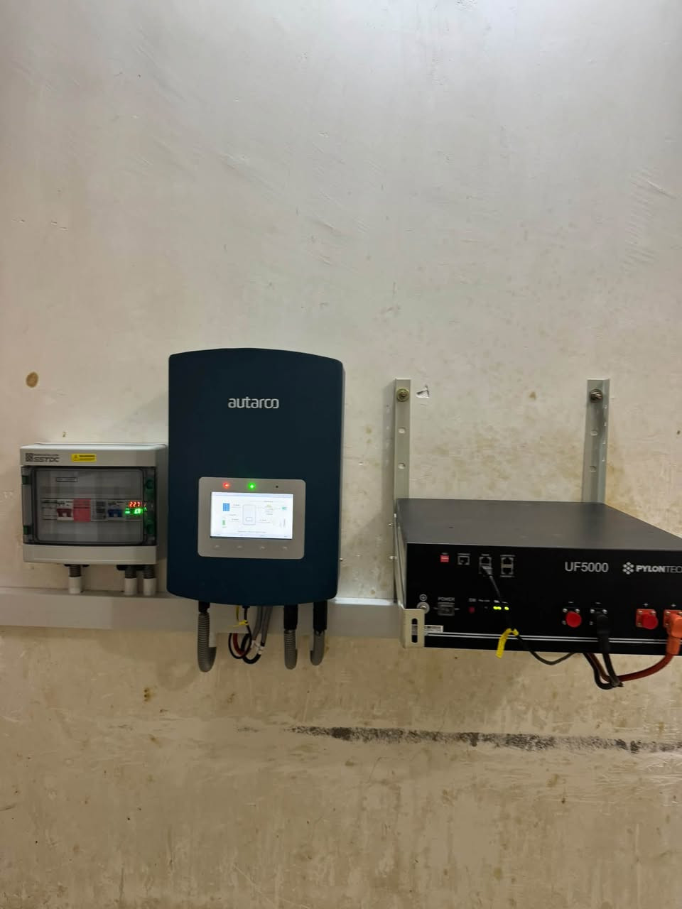 ☀️⚡ منظومة جديدة تُضاف إلى أعمال مكتب الطاقة المستدامة

منظومة متوازنة للاستخدام المنزلي، تم تنفيذها بمكونات موثوقة وباهتمام كامل بتفاصيل الحماية والتركيب:

⚡ انفيرتر Autarco بقدرة 3.5 kW
🔋 بطارية ليثيوم Pylontech سعة 5.12 kWh
☀️ 5 ألواح RONMA بقدرة 580W للوح — بإجمالي 2.9 kWp
🏗️ هيكل ميكانو ثقيل سماكة 1.8 ملم
🔄 بورد تحويل أوتوماتيكي ATS من شركة كهرو
🛡️ تنفيذ وحمايات مدروسة وفق الأصول الفنية

في مكتب الطاقة المستدامة لا ننظر للمنظومة على أنها انفيرتر وبطارية وألواح فقط؛ بل مشروع متكامل يبدأ من اختيار المكونات والتصميم الصحيح وينتهي بالتنفيذ الدقيق وخدمة ما بعد البيع.

الجودة في المكونات… والدقة في التنفيذ.

📍 مكتب الطاقة المستدامة
الكوت – الخاجية – شارع 40
📞 ***********

