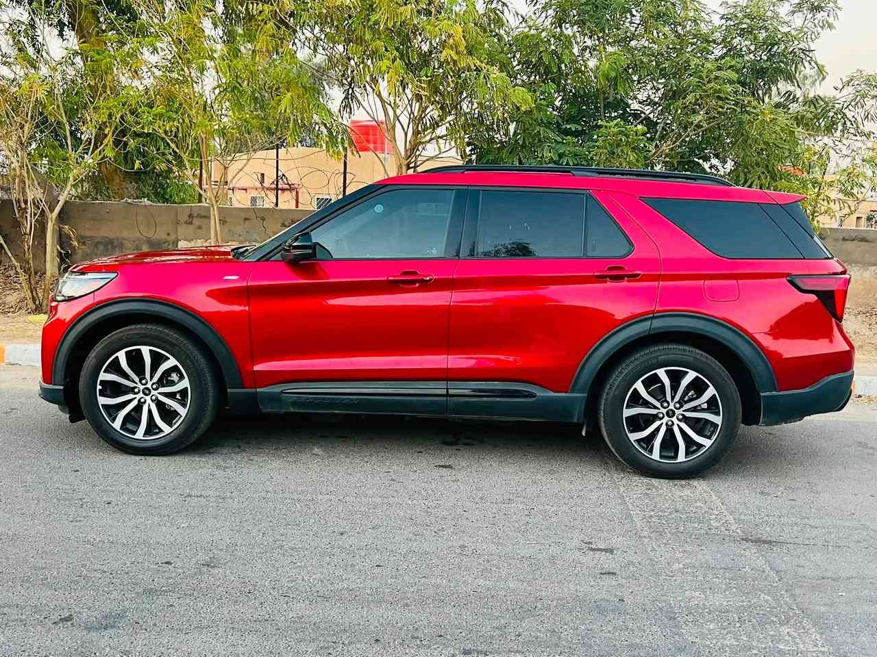 فورد إكسبلورر 2025 ST-Line – بحالة الشركة
سيارة فخمة وبمظهر رياضي مميز، مكفولة كفالة عامة وجاهزة للترقيم فوراً.
 الموديل: 2025
 الفئة: ST-Line
 المسافة المقطوعة: 20,000 ميل
 الرقيم: بدون رقم (تترقم جميع المحافظات)
 حالة البودي: مكفولة كفالة عامة من كل شيء، الحادث فقط بالدعامية بدون صبغ.
 السعر: 280 ورقة ($28,000)
أبرز المواصفات:
 محرك EcoBoost اقتصادي وقوي مع جير 10 نمر.
 ديزاين رياضي بالكامل (شبك أسود، جنوط رياضية، لمسات ST-Line).
 مقاعد جلد مطرزة باللون الأحمر .
 شاشة كبيرة تدعم Apple CarPlay و Android Auto + نظام صوتي فاخر.
 كاميرات 360 درجة، حساسات كاملة، ورادار حماية ونقاط عمياء.
للمزيد من التفاصيل أو المعاينة، يرجى الاتصال على: ***********
