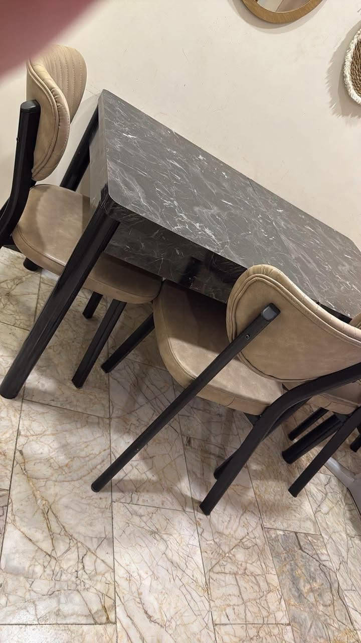 ميز طعام ومرجوحة نظيفات كلش ما بيهم اي ضرر العنوان بغداد الحريه لتواصل اتصل على هذا الرقم ***********
