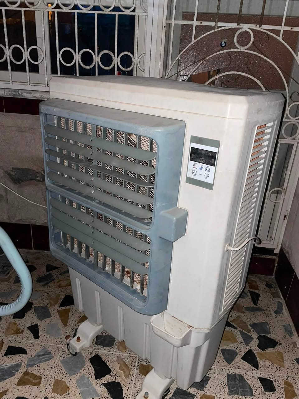 كونفيرة للبيع سعره
100الف بي مجال نضيفة كلش 

فقط سرعه ثابتة على رقم3
***********تواصل واتساب
