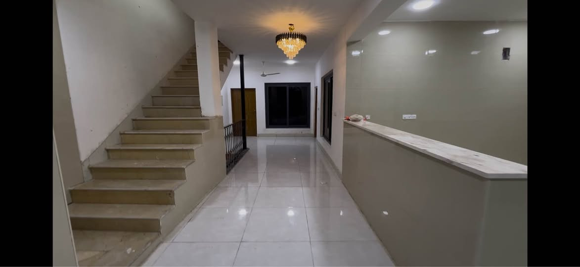 شقة للإيجار العنوان حي الحسين القديم شارع البكرات قرب مرطبات الربيع 
*********** عمارة, ميسان

نص مكتوب في الصور:
- الشقة للايجار ***********