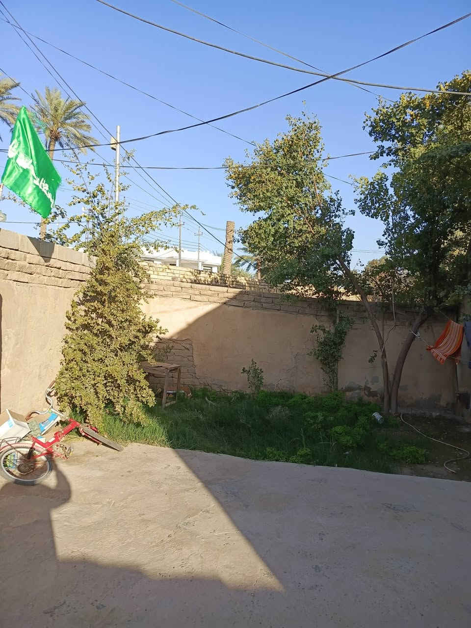 يا الله للبيع دار طابو زراعي سند 25 المساحه 760متر غرفتين نوم وهول واستقبال ومطبخ خلف الدار بيت ثاني استقبل ومطبخ  مسقف كامل ورديه خارج سنتر على الجدول الورديه مقابل جامع علي كحيوش السعر خاص ابو مصطفى للعقار ***********☝☝☝
