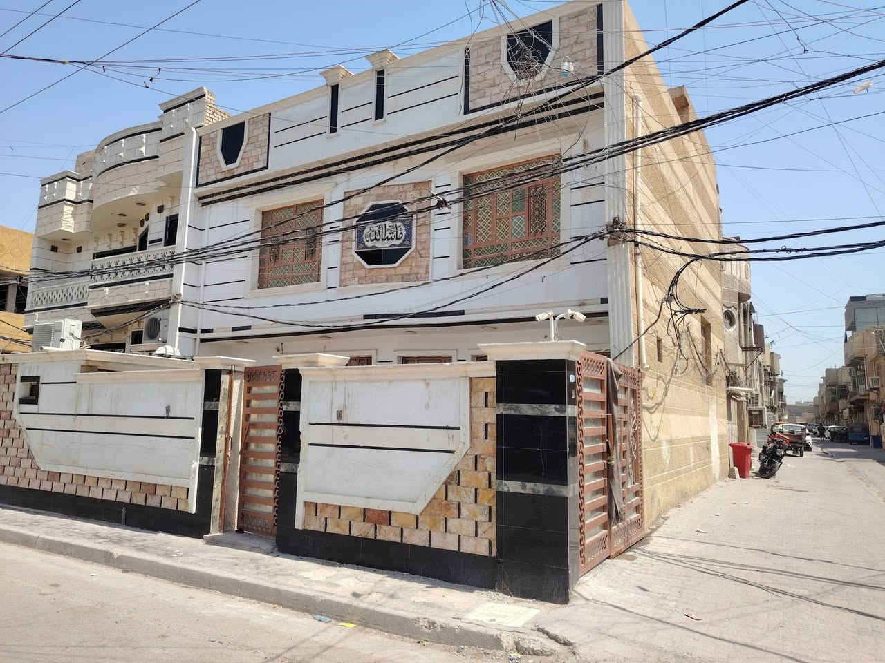السلام عليكم بيت في شارع ابو الدهن البيت عالشارع العام ركن على الشارعين على الفرع وعلى شارع ابو الدهن مساحه البيت 130 متر الوجه 10 والنزال 13 البيت يتكون من استقبال 6 × 4 ومطبخ خمسه في اربعه وصاله اثنين في اربعه غرفه خمسه في خمسه في الطابق الارضي ثلاث غرف في القاط الثاني 6:00 مساحه الغرفه 6 × 4 5 × 4 الغرفه الثانيه والغرفه الثالثه 5 x 5 بنيان البيت 2019 مع العلم البيت تجاري وبي جراج 50 متر يعني تقدر تستغله محلات او تعوفه كراج السعر خاص ***********
