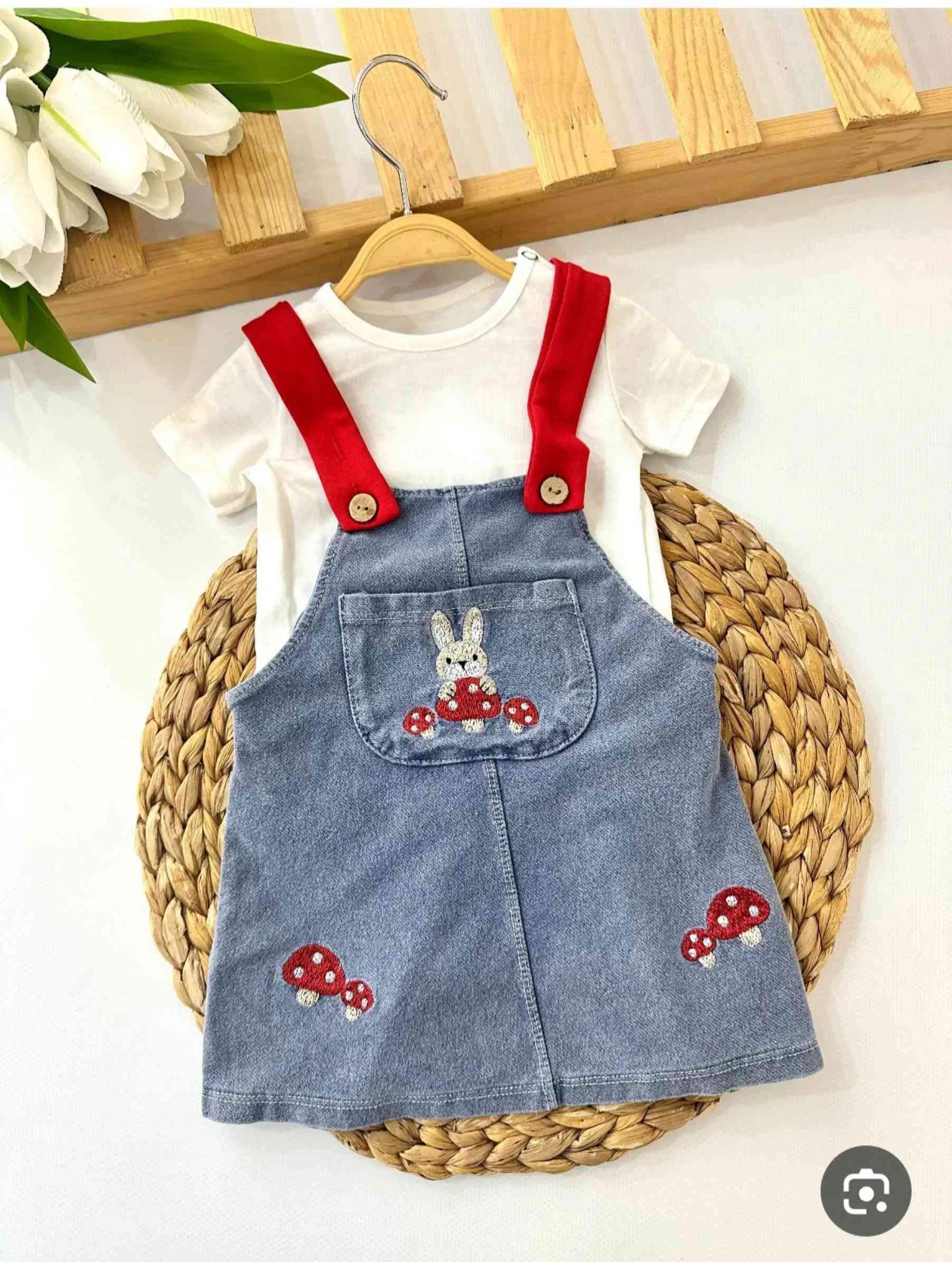 🌸 كيوت البنوتات وصل! 😍💗 ✨ فستان جينز صيفي قطعتين ✨ ستايل ناعم وكيوت، مزين بتطريزات النحل والزهور 🐝🌼 ومعه تيشيرت أبيض خفيف، مناسب للطلعات والمشاوير وأجواء الصيف ☀️💕 👗 القياسات: من 3 شهور إلى سنتين 🇹🇷 قماش تركي صيفي مريح وناعم 📍 العنوان: موصل – حي سومر – مقابل أعراس راما 📱 للطلب والحجز واتساب: *********** 💖 قطعة تخلي أميرة البيت تكمل كشختها! 👑🌸 #البسه_الكرم_للاطفال #ملابس_بنات #ملابس_اطفال #ملابس_مواليد #ملابس_صيفية 
