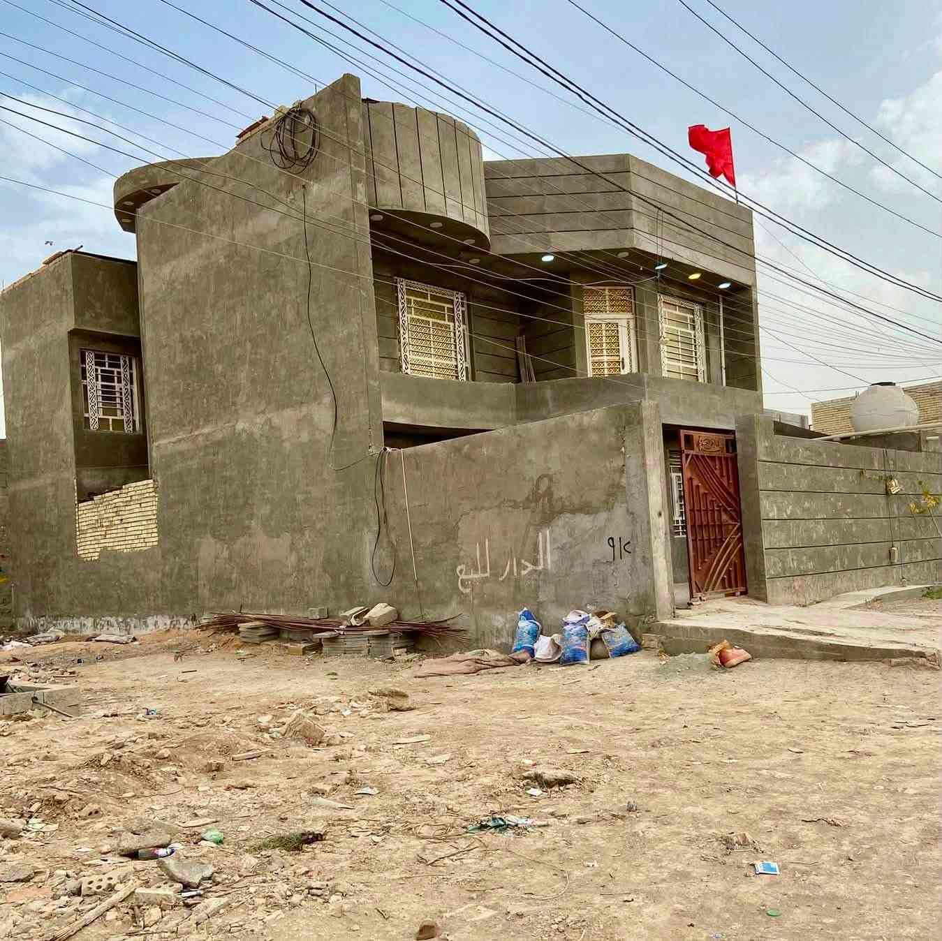 سلام عليكم بيت للبيع بسبع اقصور مساحه 227 يتكون طابق الأول من غرفتين واستقبال اومطبخ أوصاله وثنين مناور الصحيات وطابق الثاني يتكون من أربع غرف أوصاله اوصحيات اوبيتونه كامل  البكان سبع اقصور شارع المشروع الشارع عشرين  هاذ رقم 👈***********1
