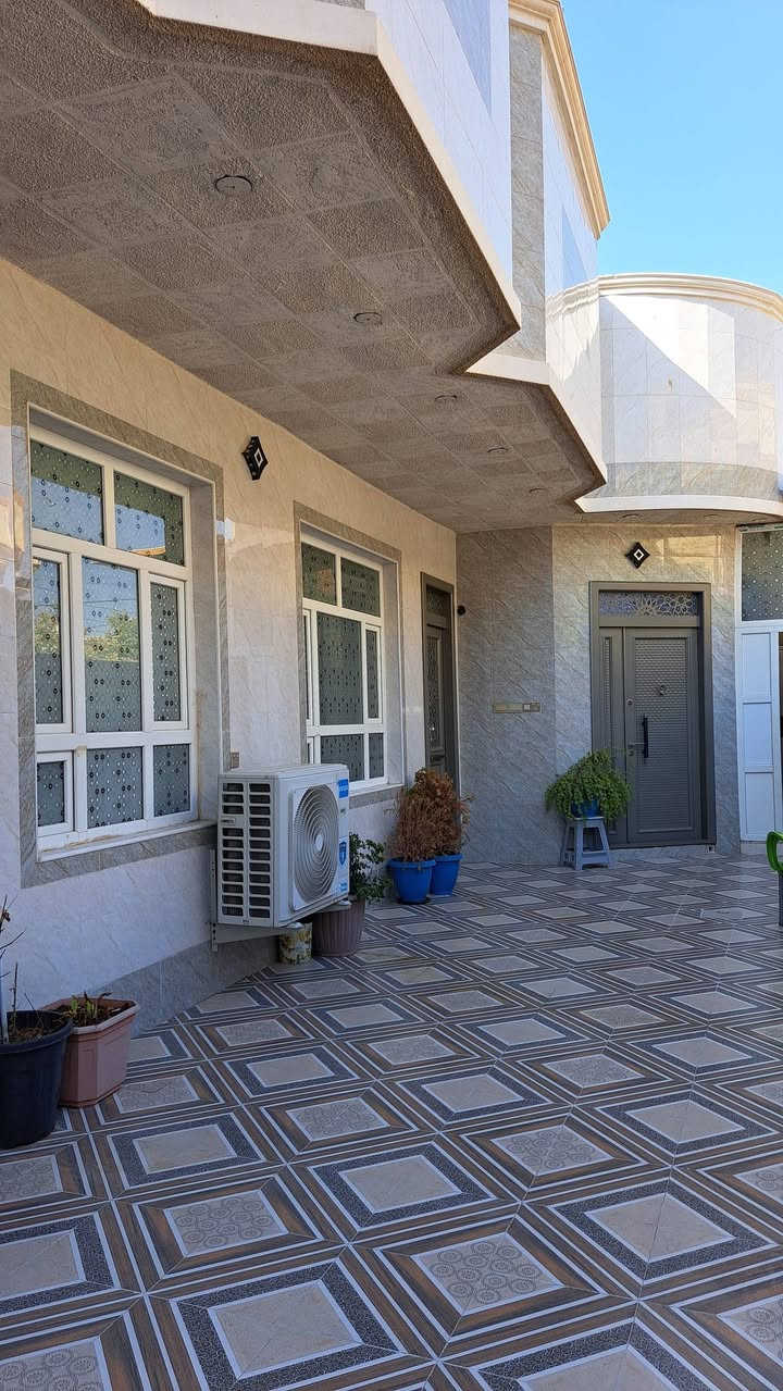 السلام عليكم 
بيت للبيع (ملك صرف) 
العنوان // قرب مصرف الرافدين /شارع البريد/قرب حسينية الرسول 
مساحة 270   طابق واحد
يحتوي على 3 غرف 
مطبخ حار وبارد
وصالة جبيرة 
بيتونه
استقبال 
منور 
صحيات داخلية وخارجية 
سيراميك كامل البيت 
للاستفسار والاتصال على الرقم ***********
