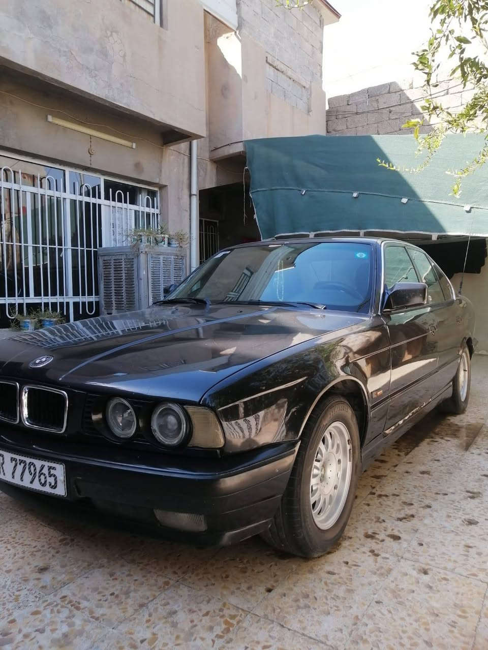 بيئم 525 اسود كير عادي محرك وكير شرط محرك 20 كبس عليها  صدر خلفي وامامي جديد لايت زينول منضومة جديده وايرمنيه كلها شغاله سيارة جاهزه مايعوزها شي مكاني موصل السعر 42 وبيها مجال بصيط خاص ما اجاوب الشراي يتصل ***********
