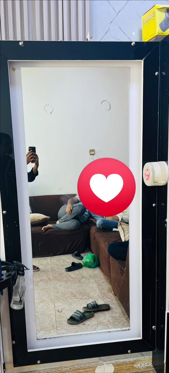 يوجد 3 مرايات حلاقه للبيع للتواصل على رقم ***********
