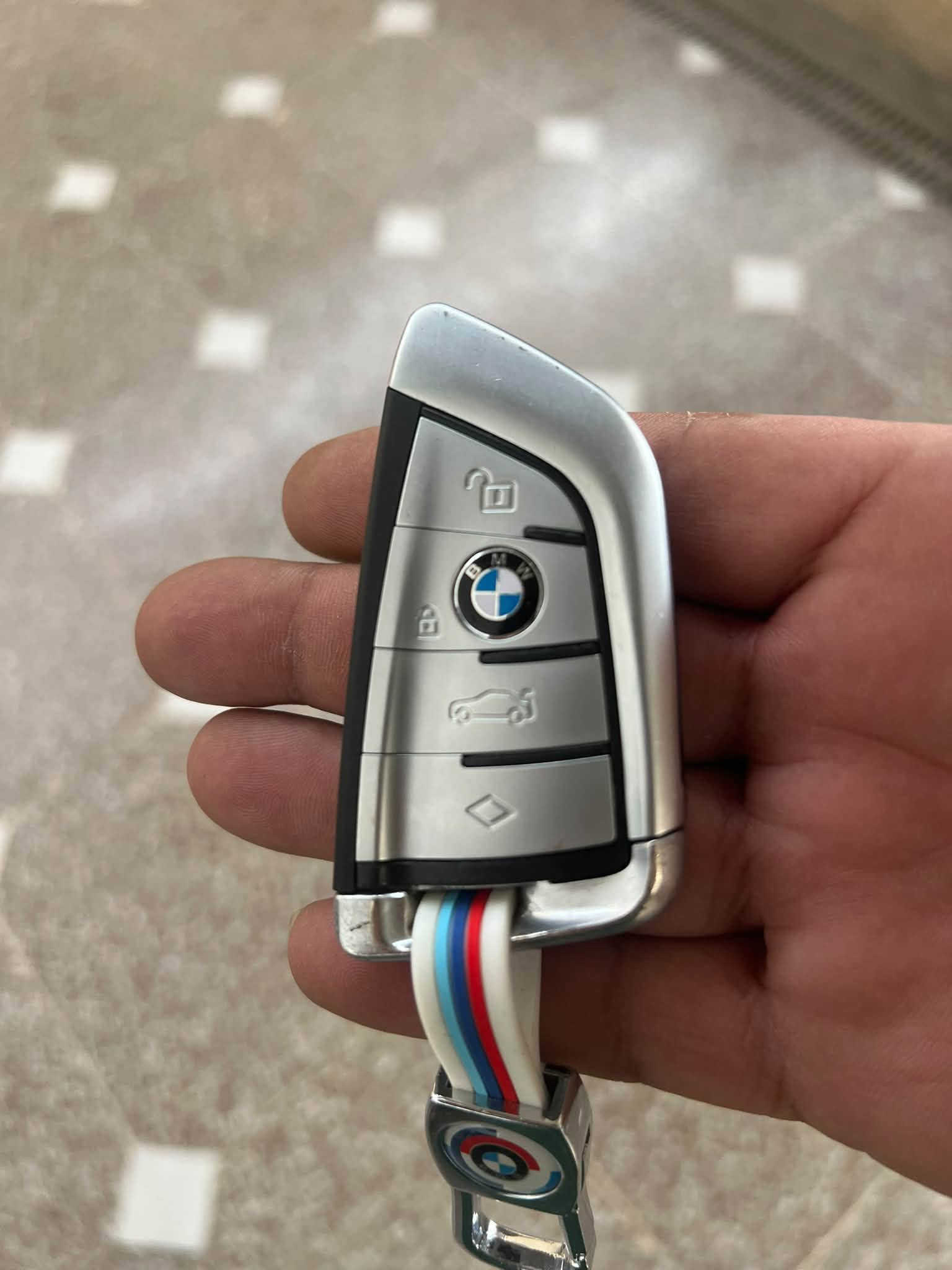 السلام عليكم
للبيع BMW M5 
6 سلندر
مكفوله كفاله عامه
صيانه عامه
كتاب تظليل
رقم ارييل باسمي
السعر 280$
مكاني بغداد السيديه
للستفسار 
***********
