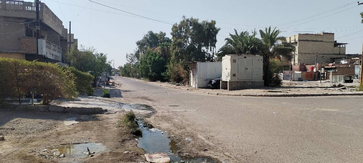 نص قطعه للبيع مقطوعه من بيت الموقع مدينه الصدر قطاع ٢٠ (شارع٦٠ مقابيل الاستدارة) الشارع تحت العمار جاي يشتغلون بي   النص صايره بيت فوك وبيت جوه يرهم للاستثمار او تفليش  السعر ١٢٥  وهذا ارخص سعر راح تشوفه علئ شارع ٦٠ رقم الهاتف ***********
