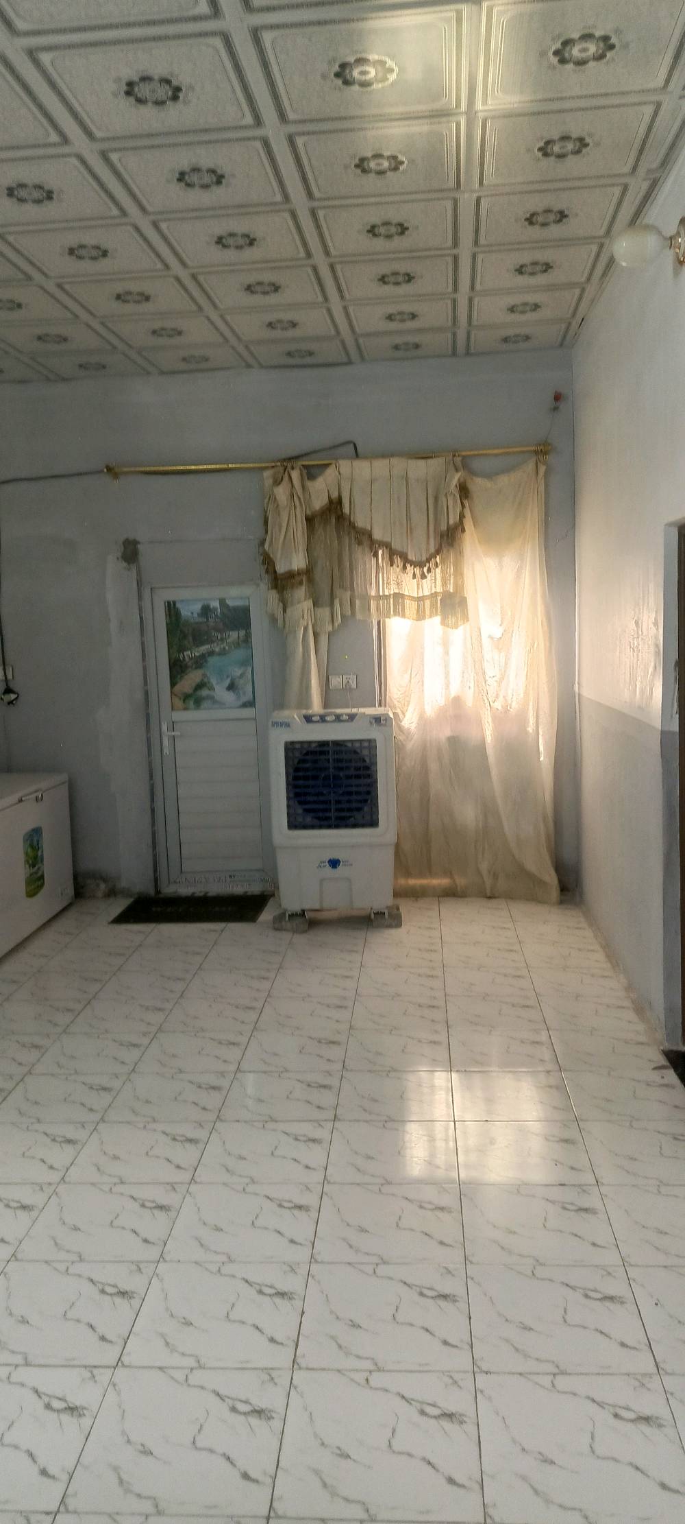 سلام عليكم بيت للبيع 200متر بنا جديد2023ساس حجر رتفاع الحجر متر مطبخ 5في4 براني 7في 4 قرف ثنين اربعه متر ونص في اربعه متر الا ربع  حمام داخلي مكاشيف 2 سيراميك كل البيت حمام خارجي سقوف ثانويه كل البيت سكف سندويج مي ومجاري درجه وله العنوان ابو صخير شارع ابو صخير نجف يبعد عن شارع العام 700متر كله شارع لباب البيت  مدرسه تبعد عن البيت 100متر اتصال*********** واتساب مفتوح ولمو شراي ليتعبني