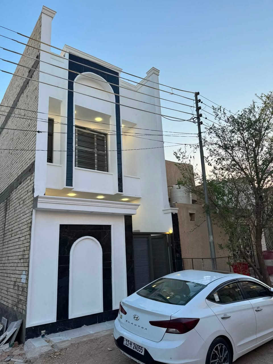 دار  للبيع طابو صرف في كربلاء حي الفارس بناء جديد غير مسكون سابقاً  وبمساحة 107 متر مربع  ( الواجهة 5 متر والنزال 21 ونص متر   ) .

تفاصيل الدار كالاتي : الطابق الأرضي عبارة عن صالة ومطبخ وغرفة نوم وصحيات عدد /2 داخلية وخارجية . 
الطابق الاول عبارة عن غرف نوم عدد 2 وصحيات . 

ملاحظة يوجد فيديو تفصيلي للدار اليحب يشوفه يراسلني واتساب . 

السعر : 160 مليون دينار  سعر نهائي غير قابل للتفاوض. 

للاستفسار الاتصال او المراسلة على الواتساب على الرقم التالي : ***********
