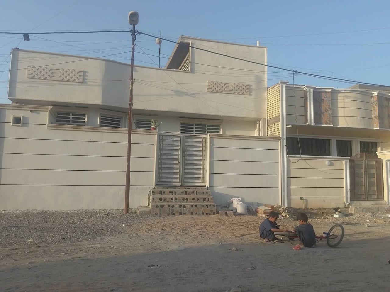 السلام عليكم من رخصت مدير الكروب المحترم بيت 100 متر طابو زراعي سند ٢٥ في منطقة سبع قصور قبل شارع ابو احمد رابع قطعة عن شارع العام الا استفسار اتصال على هذا ***********
