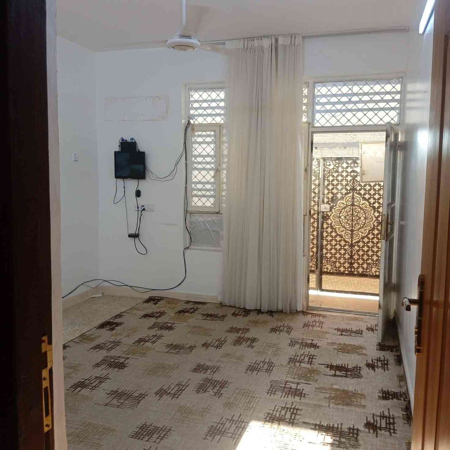 فرصة جيدة للسكن أو الاستثمار.

📍 الموقع: بغداد، قرب الجزيرة السياحية، شارع سيد محمد.📐 المساحة: 56 متر مربع.
الواجه 4متر. النزال 14 متر
يحتوي على استقبال ومطبخ بارد وحار
🛏️ غرفتان.
🚿 حمام واحد.
🚰 الماء والكهرباء متوفرتان.
📄 نوع السند: طابو زراعي (سند 25) ***********
