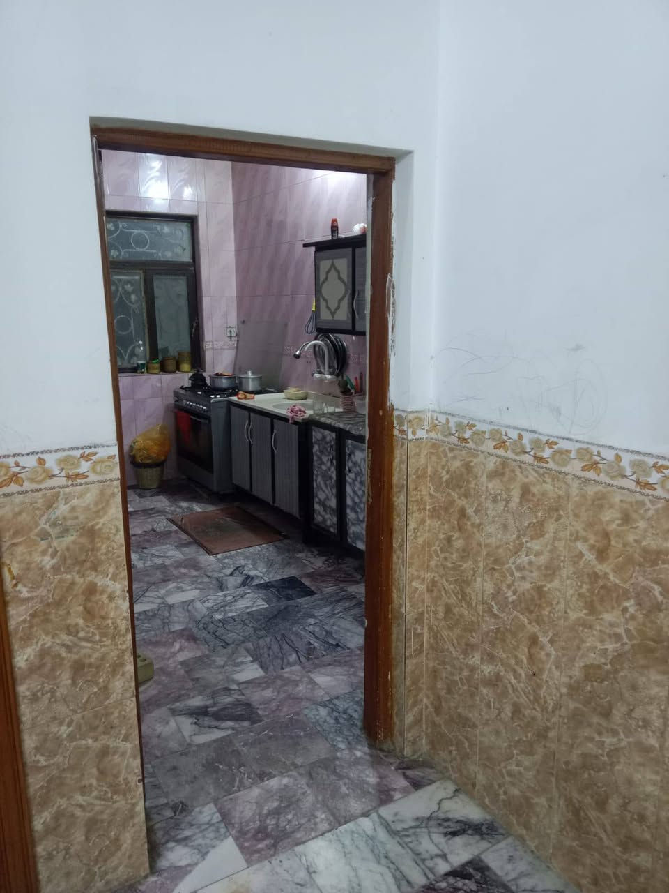 ملاحظة البيت مطلوب مبادرة 
بيت للبيع مطلوب مبادره مساحه ١٥٠م طابو صرف يحتوي على استقبال وصاله و٣ غرف نوم ومطبخ وصحيات 
سعره تطلوعه   ١٣٠  مليون بي مجال  والباقي ٨٠ مليون للمصرف تسديد ٤٣٨ كل شهر عنوان كربلاء حي القادسية قرب مدرسة المناىر اي استفسار اتصل *********** نستقبل جميع العروض في انحاء كربلاء
