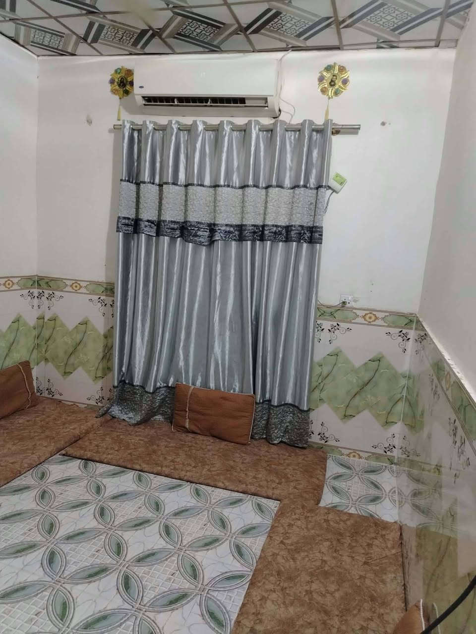 بيت مساحه 100 متر زراعي
غرفتين 
صاله 
طارامه 
حمام  خارجي 
صحيات خارجي
***********
***********
