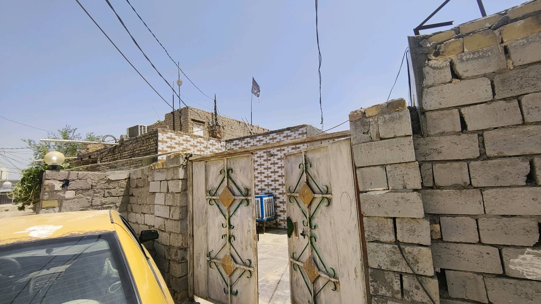 سلام عليكم ورحمة الله وبركاتة عندي بيت للبيع مساحته 400 وا مشتمل 100بيت +مشتمل ينباعن سويه زراعي قريب عله شارع رئيسي 200 متر اكبال بلديه شافعيه نزله تبليط سعره 55 وا بي مجال بيت بيه نضيف وا حوش مرتب وا حلو بيه صحيات داخليه وا خارجيه رقم هاتف ***********