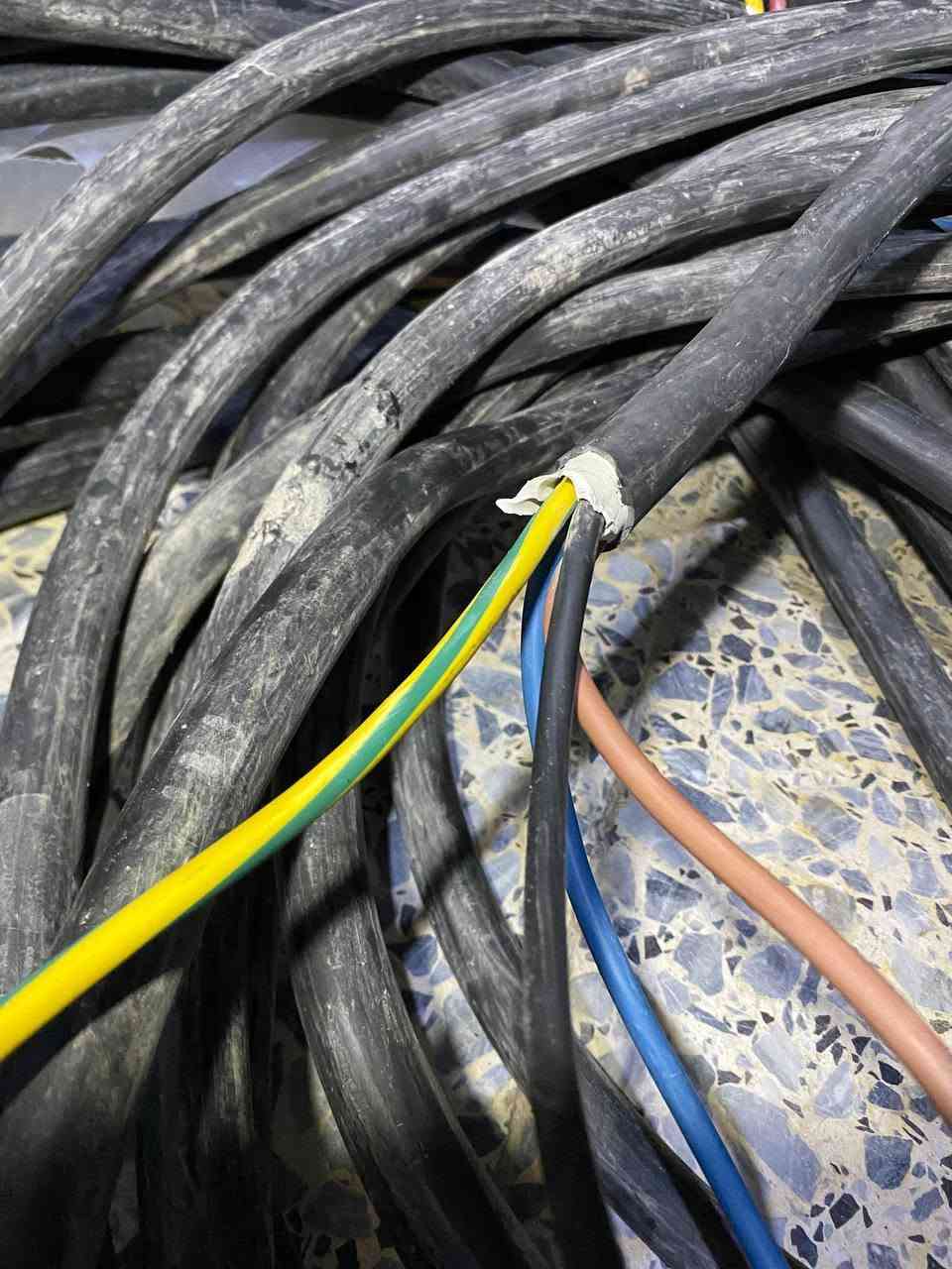 كيبل 4x16 طوله 20 متر سعر المتر 15 الف أردني المتحدة العنوان كربلاء لايوجد توصيل
للأستفسار ***********
