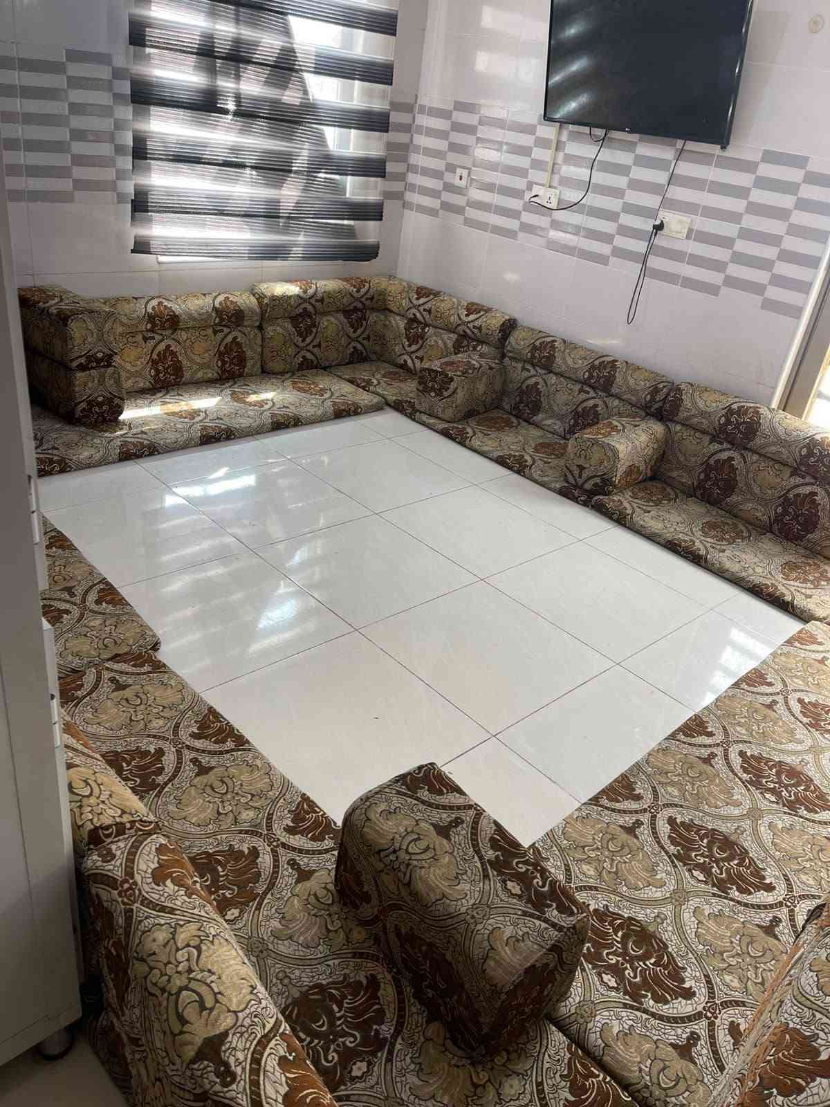 جلسه سعوديه الاصليه حبيبات مضغوطه وجهين نضيفه مابيه اي ضرر 14 متر سعره 175 المكان مجمع الاميرات لاتصال *********** النجف, العراق
