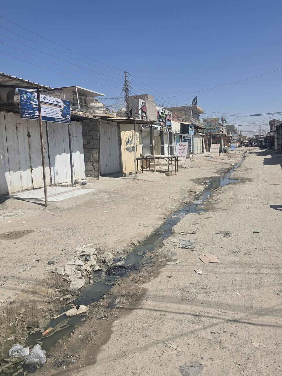 السلام عليكم
دار 100 متر طابقين للبيع  في منطقة 4000 مع حديقة خارجية شارع سوق الأولى كما موضح في الصور 
مع 3 محلات قرب المجمعات الطبية 
الطابق الأرضي 
استقبال مع غرفتين مع صحيات ومطبخ خارجي 
الطابق الثاني 
3 غرف نوم ومخزن
البيت كامل من كلشي ارضية سيراميك جميع الغرف في الطابق الاول والثاني جاهز للسكن وبأمكان يكون مجمع طبي 
مستعجلين على اللبيع 
الاتصال والاستفسار على الرقم 
***********
***********
