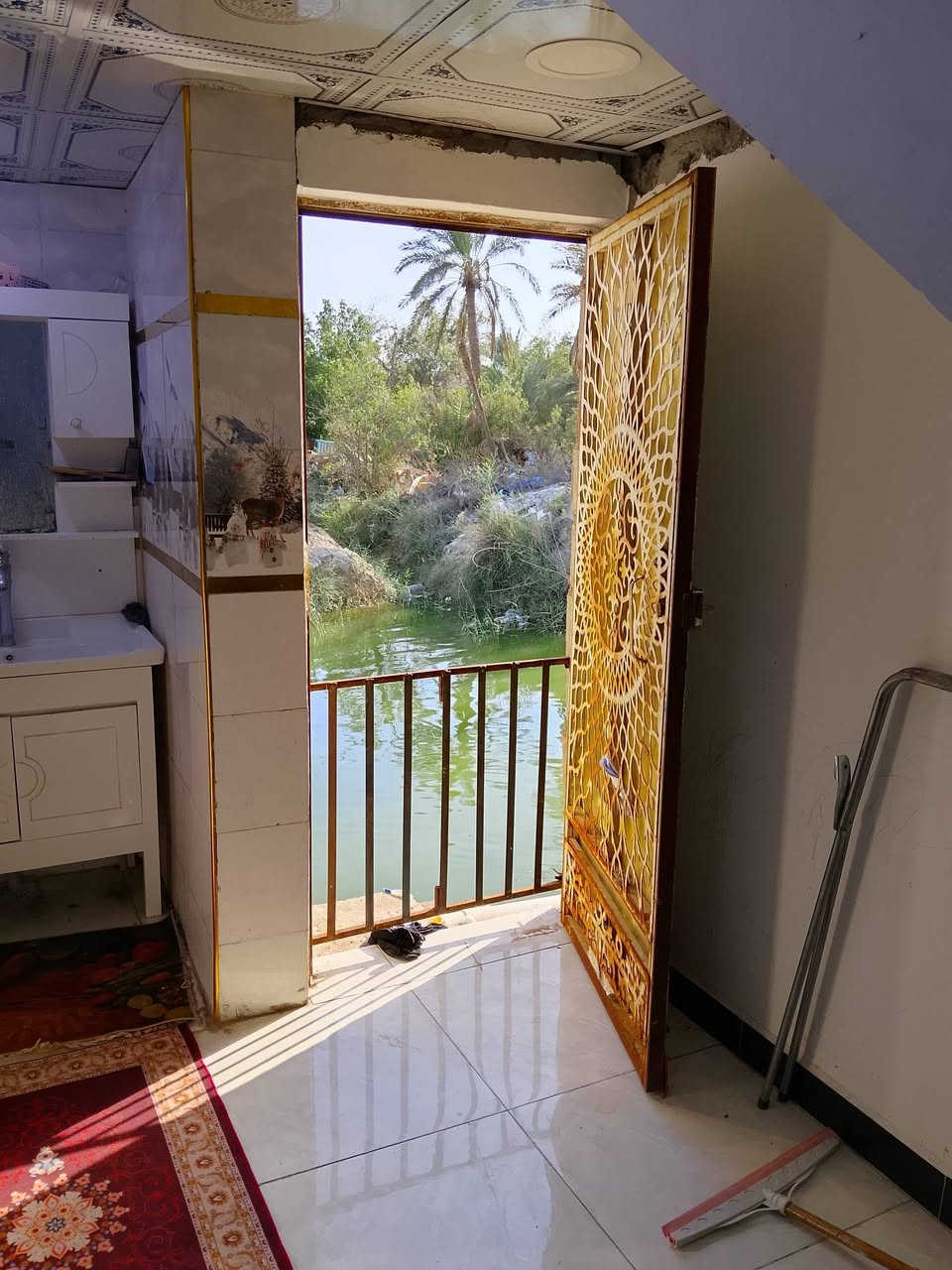 البيت للبيع
الموقع ابي الخصيب شارع ابو كوصره مقابل مدرسة 🏫 تدمر مباشرتاً طابو زراعي عراقي مساحة 210 متر يتكون من غرف 2 قياس 5في4 وديوان 6في4 مطبخ 5في4 صاله 8في4 صحيات داخليه وخارجيه كراج سياره وبضهر البيت نهر جاري السعر 105 بي مجال 
للتواصل *********** 
موقع البيت منتاز
