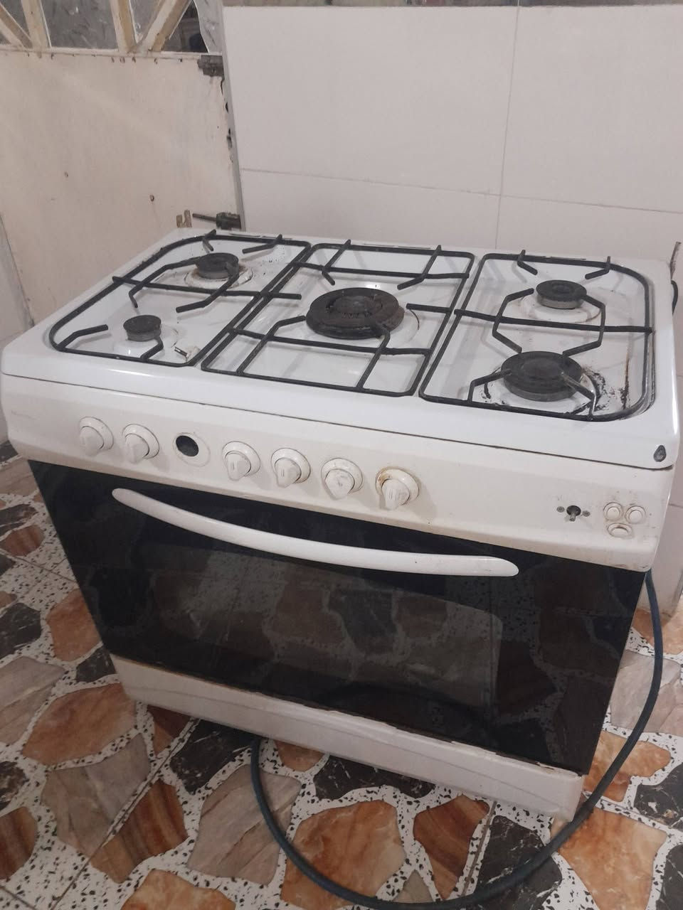 متاح طباخ تركي شغال كامل مع الفرن  بس عين وحده ينرادله تصليح فول نضافه سعرو 65 وبي مجال الشراي ينتصل *********** المكان حي السماح
