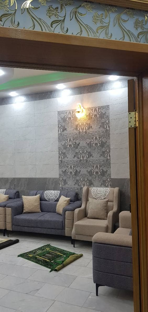 سلام عليكم بيت للبيع  
السعر  145 
معرفه التفاصيل جميعها  اتصل ***********

نص مكتوب في الصور:
- منزل 🏠 للبيع ( زراعي سند 25 ) ((( البيت له شارع امامي و خلفي ))) طابق واحد + الثاني مجهز له 1_ مساحه 270 متر 2_ كراج سعه سيارتين 3_ صحيات خارجيه 4_ حديقه جاهزه كبيره 5_ مطبخ و مدخل الى استقبال 6_ صاله و غرفتين و منور 2 و صحيات سويت 7_ (( خدمات نقص _ مجاري و تبليط واصل العمل خلف البيت )) 8_ سبتتنك مجاري بسعه الكراج 9_ سطحين كاملات مطبك شتايكر 10_ بناء حديث منذ سنتين عنوان // حي الجمعية شارع حبيب بن مظاهر الاسدي