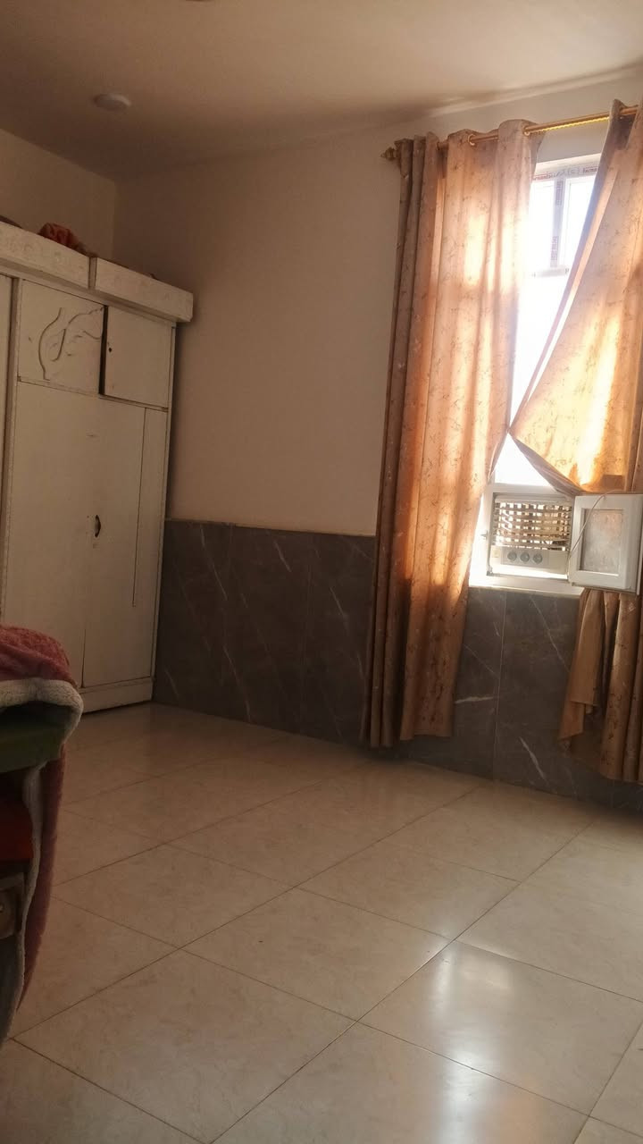 السلام عليكم 
بيت للبيع مساحه 175 متر 
المتنبي مقابل المحلات البرتقاليه 
يبعد عن الشارع 40 متر 
بناء جديد 
***********
