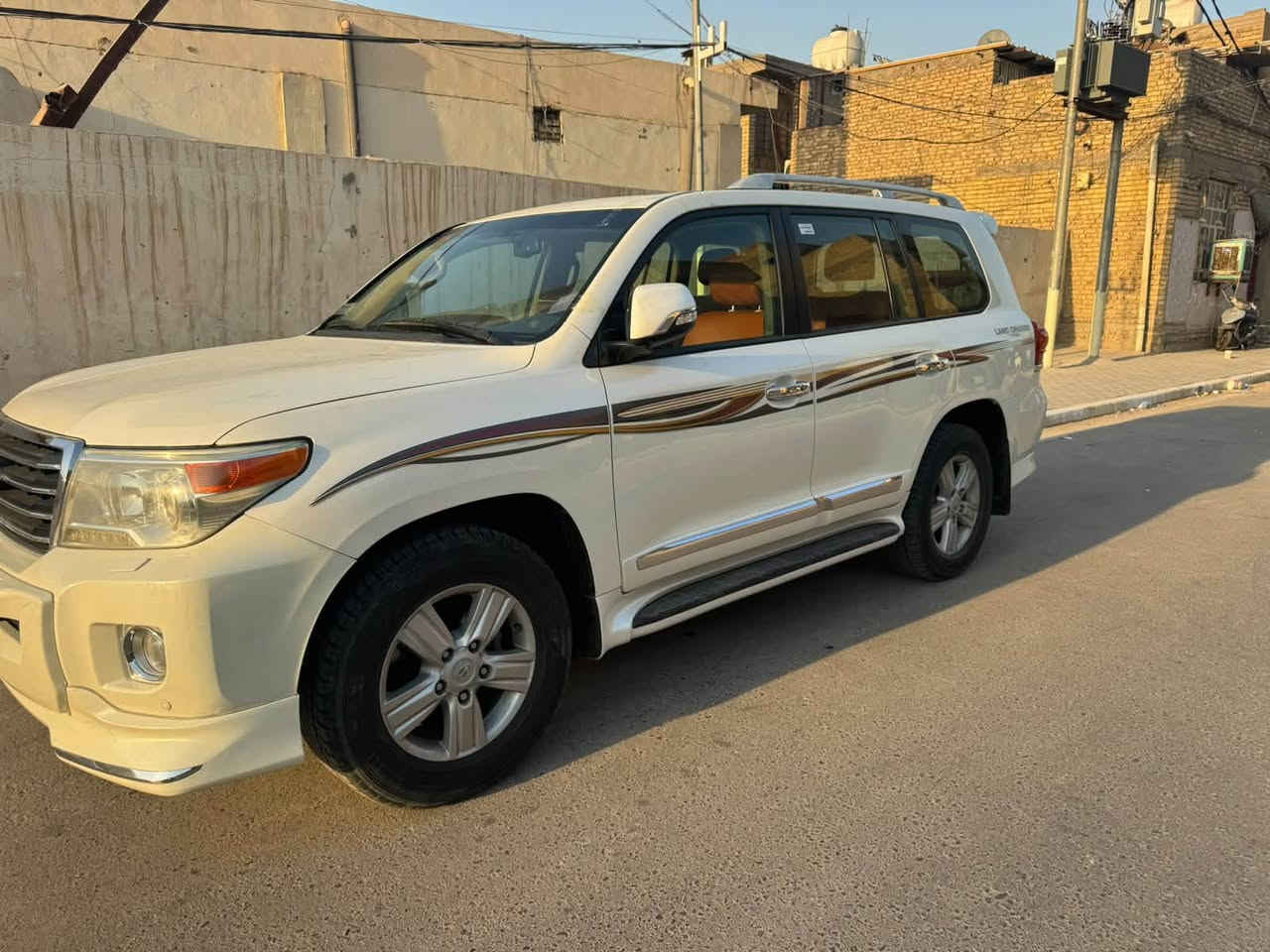سلام عليكم لاندكروز موديل٢٠١٣ كفاله عامه عده الدعاميات صبغ جماليه فقط ساز رقم بغداد باسمي الموصفات فول للاخير محرك٦ 
ماشيه ١٠٨  كراسي كهرباء ٨ ايرباك شاشه كامره مري قلاب داخل قرميدي وبعد بيه الموصفات المعروفه سعر ٣١٥ وبيه مجال رقمي***********
